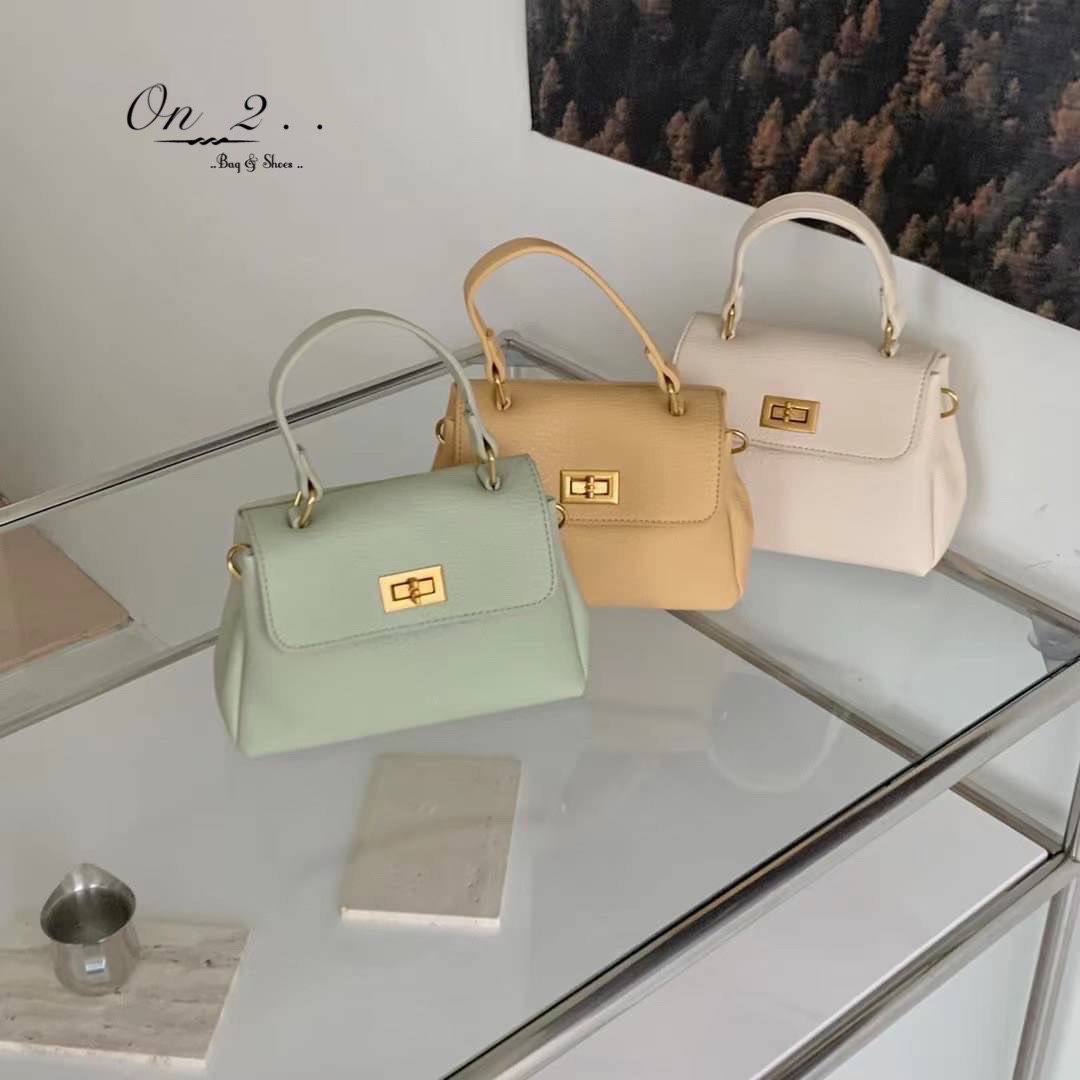 ♥️Korean Style crossbody bag♥️ 🔸กระเป๋าสะพายข้างทรงเหลี่ยม หนังนิ่ม อยู่ทรง 🔸มีหูหิ้ว&สายสะพายข้างยาว 🔸สายยาวเป็นสายหนังปรับได้