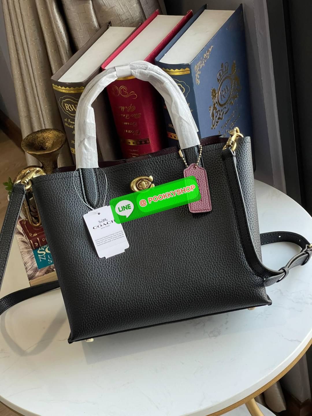 Coach Willow Tote 24 In Signature Canvas หากคุณชื่นชอบกระเป๋า Tote แล้วล่ะก็ เราเชื่อว่ากระเป๋าใบนี้จะต้องโดนใจคุณอย่างแน่นอน กระเป๋า Coach ด้วยรูปทรงสี่เหลี่ยม อยู่ทรงตั้งสวย การตัดเย็บทำจากหนัง Canvas ขนาดที่พอเหมาะ เมื่อถือแล้ว ไม่ทำให้ดูใหญ่เทอะทะจนเก
