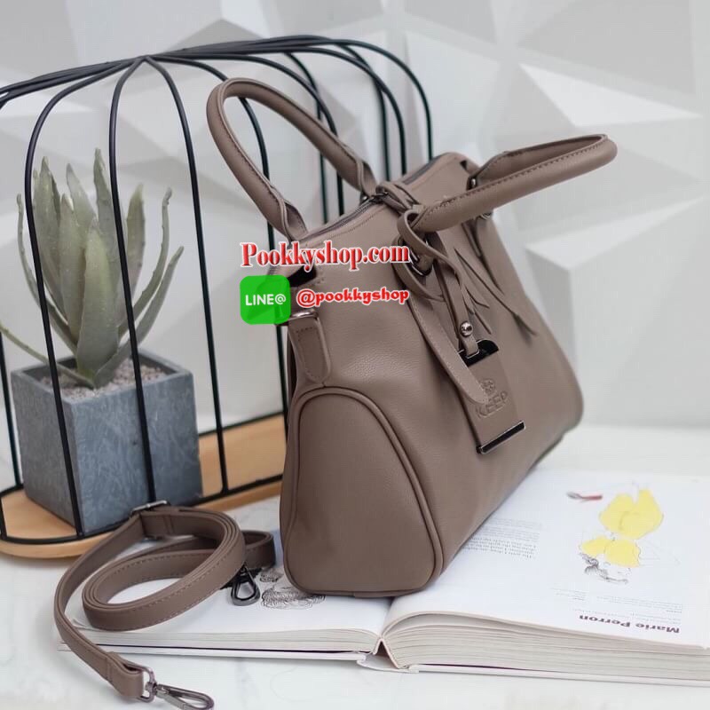 ทรงสวยขายดีมาก จากแบรนด์ KEEP ทรง รุ่น Parish hand bag with cute taddy จุดเด่นที่ >หนังเนื้อดี นิ่มมาก >น้ำหนักเบา >ถือสะพายเข้าง่ายกับทุกชุด >ขนาดกระเป๋ากำลังดีคะ ใส่ กปต ยาว ไอแพด จุคุ้ม > มีช่องย่อยแบ่งเก็บของด้านใน ถึง 3 ช่องใหญ่ แยกเก็