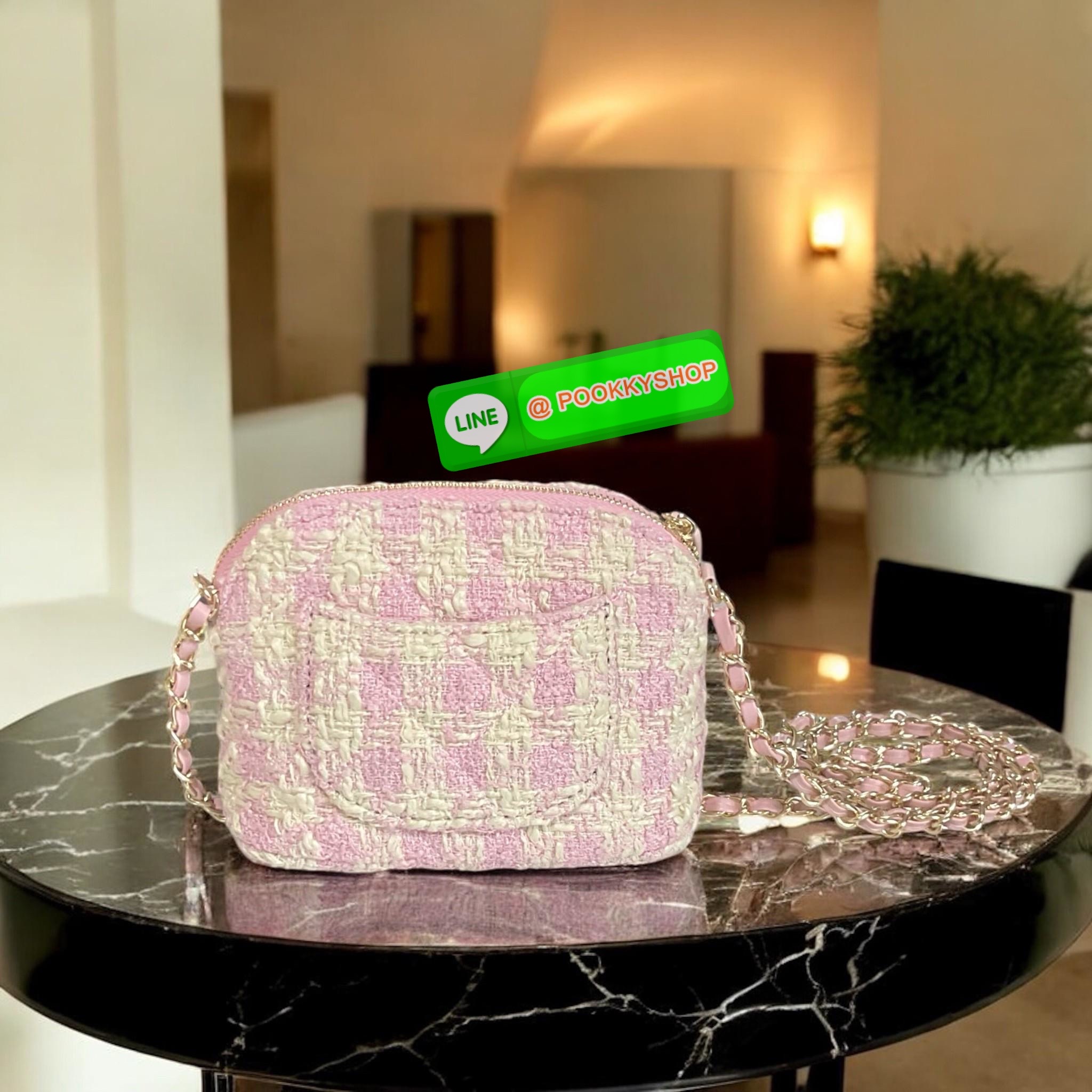 พร้อมส่งรุ่นใหม่! สายหวานมาแล้วกับกระเป๋าสะพายครอสบอดี้ CHANEL TWEET CROSSBODY WITH CHAIN BAG สินค้าสมนาคุณ ผ้าทวีตเต็มใบ ทรงสวยหรู ด้านหน้ามีโลโก้แบรนด์ CC สีทองหรู เปิดปิดด้วยซิป ด้านในใส่มือถือได้ทุกรุ่น ลิปสติก แบงค์พับ พร้อมช่องใส่บัตรหยิบได้สะดวก มา