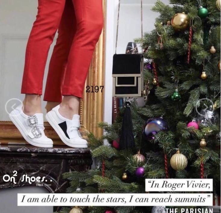 Roger vivier viv shoes รุ่นนี้ Sneaky Viv’ Double Strass Buckle นับเป็นรุ่นยอดนิยมอีกรุ่น จะแตกต่างตรงที่มีบัคเคิล คริสตัล สองอัน แต่ยังคงความคลาสสิก เรียบหรูดูดี หากเป็นคุณที่หยิบมาใส่ก็ทำให้คอมพลีทลุคในวันสบายๆ ได้อย่างดีเลย มีความพิเศษตรงที่เพิ่มบัคเคิ