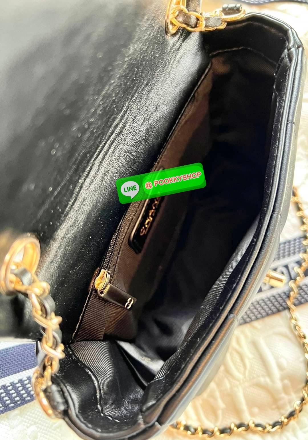 CHANEL SHOULDER BAG WITH CHAIN BAG ((Chanel vip gift make up ตปท.)) 🎁พร้อมส่ง! รุ่นนึ้จะใช้เองหรือซื้อฝากเพื่อนๆ ก็ถูกใจผู้รับเลยค่า หนังแกะสังเคราะห์ หนังดีมีความนิ่มและเงาในตัว สัมผัสคือหลงรักแน่นอนค่ะ🤩 โดดเด่นด้วยสายสะพายร้อยลูกเต๋ามีตั