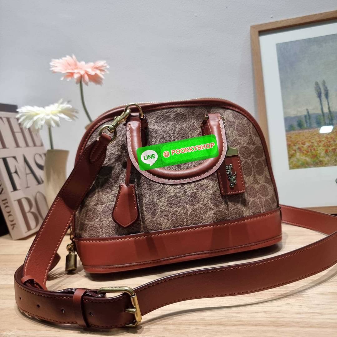 COACH CC411 REVEL BAG ใหม่ล่าสุด พร้อมสวยก่อนใคร กับกระเป๋าทรงโดมรุ่นใหม่ ที่สาวๆอดใจไม่ไหวแน่นอน สวยครบเครื่อง เกินต้านที่สุด รูปทรงคลาสสิค วัสดุหนังแท้เต็มใบ มือจับในตัว เลิศๆกับกุญแจที่ล็อคกันขโมยได้ เปิด-ปิดด้วยซิป ภายในโล่งกว้าง มีสายสะพายครอสบอดี้มา
