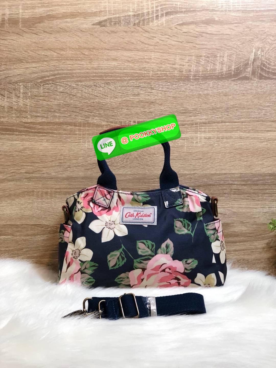 Cath Kidston Mini day Bag กระเป๋าถือหรือสะพายสุดชิค เหมาะสำหรับใช้สะพายในวันทำงานหรือวันสบายๆ เก็บของใช้ระหว่างวันได้เยอะค่ะ เปิด-ปิดด้วยซิป ด้านในมี 1ช่องใหญ่ ช่องซิป 1ช่องและช่องเล็กให้แยกเก็บมือถือของจุกจิก สวยคุ้มมากๆ มีหูจับ มาพร้อมสายสะพายยาวปรับระด