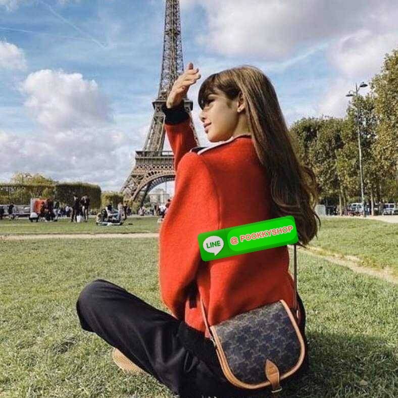 🔆 Model CELINE FOLCO SHOULDER BAG IN TRIOMPHE CANVAS 🔆 Details รุ่นยอดฮิต ขายดีไม่มีตก กับกระเป๋าสะพายข้าง ทรงสวยโดดเด่นเป็นเอกลักษณ์ ดีไซน์โค้งมนสวยงาม เปิด-ปิดกระเป๋าด้วยสายหนัง สายสะพายในตัว ปรับได้ ภายใรเป็นช่องโล่ง แบ่งสัดส่วนไว้อย่าง