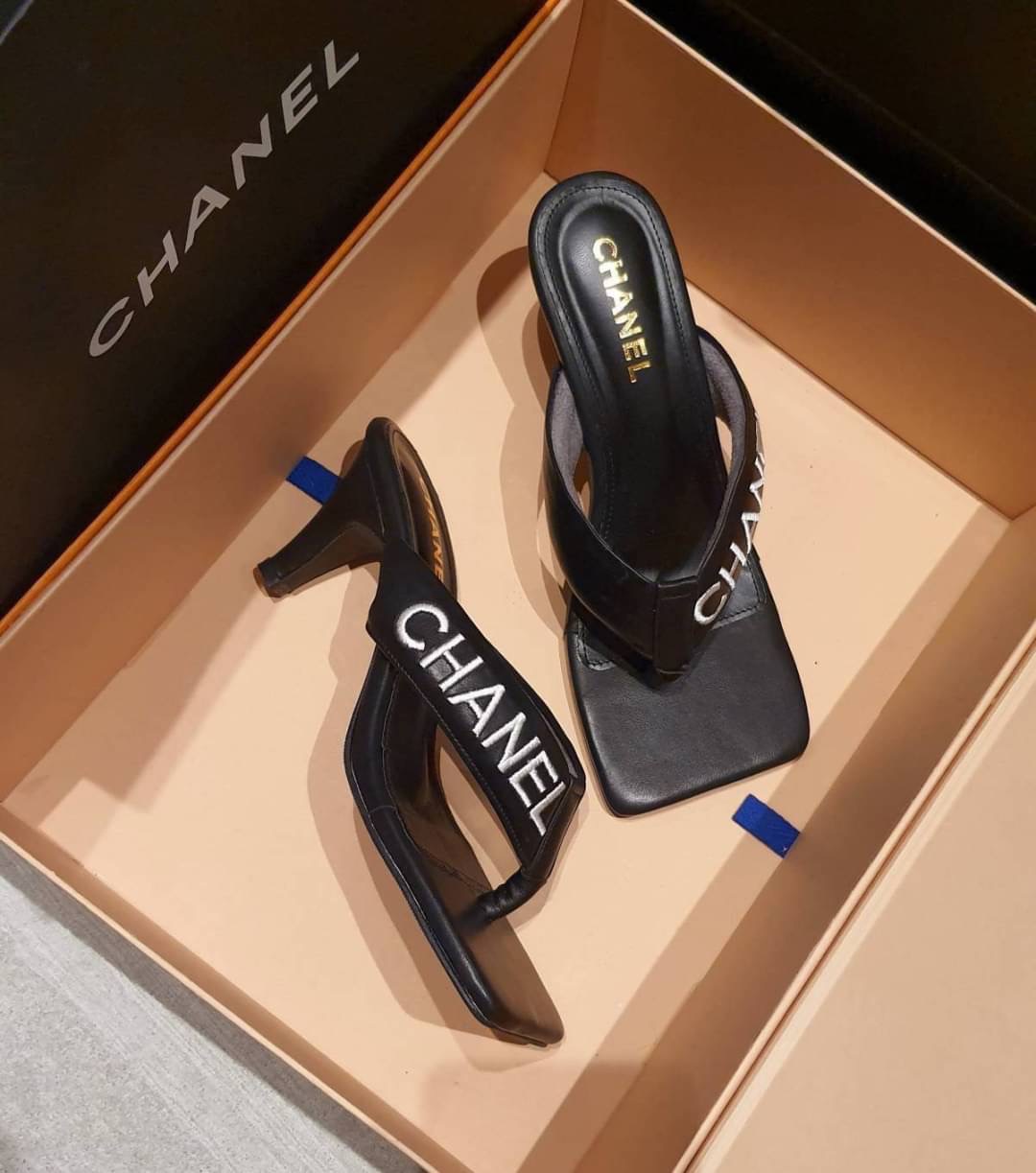 แบบใหม่ มาแล้วคะ พร้อมส่งคะ >> รองเท้าส้นสูง style maxi ส้นเข็ม สูง 2.5" ทรงสวมหนีบ หน้าตัด สายหนีบปักลาย CHANEL หนีบหองน้ำนิ่มมากๆ เหลี่ยมพื้นปั๊มแบรนด์ ใส่สบายมากๆคะ ใส่ชิวๆ น่ารักคะ