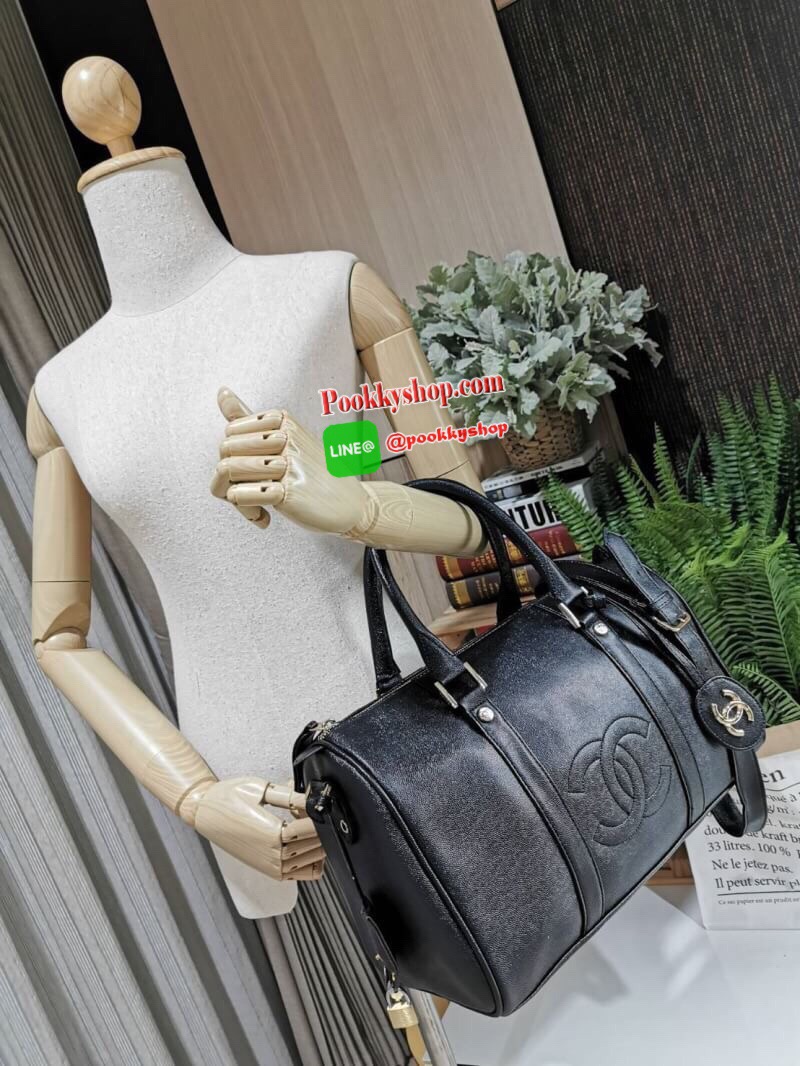 NEW! CHANEL CAVIAR LARGE HANDBAG VIP GIFT WITH PURVHASE กระเป๋าเดินทางใบใหญ่รุ่น Limited Edition - GWP พรีเมี่ยมกิ๊ฟของเเท้จาก Chanel Counter หนังคาเวียร์เนื้อหนาสีดำขึ้นลายสวยหรูอยู่ทรง ด้านหน้ามีโลโก้แบรนด์ เปิดปิดด้วยซิปสะดวกใช้ ประดับTAG โลโก้แบรนด์อะ