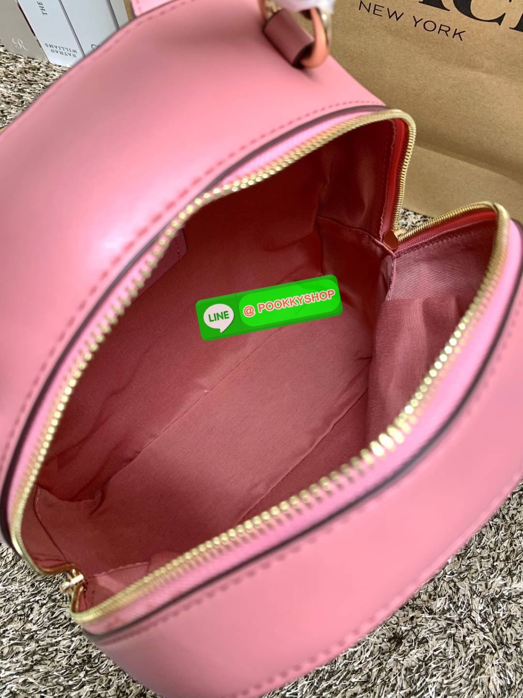 NEW IN! COACH JORDYN BACKPACK ((C1804//3011)) ไม่มียังไงไหว ต้องบอกว่าน้องสวยมากๆค่า! กระเป๋าสะพายหลังแบบมีหูหิ้ว หนังแแท้สวยค่ะ ❤️ทั้งใบปริ้นลายดอกไม้ สวยเด่ด สะดุดตาเลยทีเดียวค่ะ ด้านหน้ามีช่องซิปใส่มือถือหรือของจุกจิกลงไปได้ค่ะ เปิด-ปิดกระเป๋าแบ