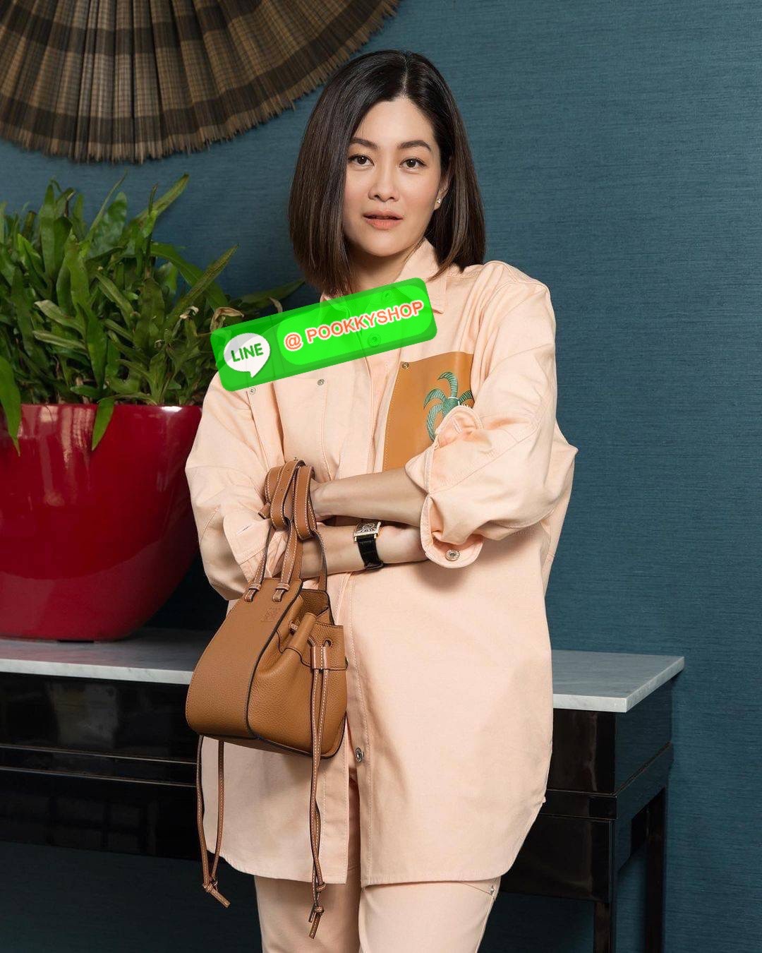 ✴️ห้ามพลาด!✴️LOEWE HANDLE & SHOULDER BAG GIFT WITH PURCHASE (GWP) กระเป๋าถือหรือสะพายหนังแท้พรีเมี่ยมกิ๊ฟ Limited จาก LOEWE PERFUME DUTYFREE รุ่น Rare items สุดๆวัสดุหนังแท้ Calfskin หนังสวยดีไซน์คงเอกลักษณ์แบรนด์ สามารถปรับใช้ได้หลายทรงด้าน