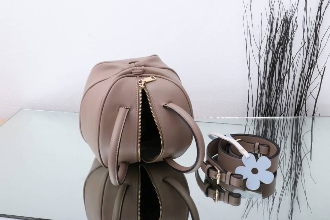 กระเป๋าลูกมะเฟืองยอดฮิต ดาราเซเลปใช้กันเยอะมาก งานตั้งใจผลิตกว่าจะได้มา แก้งานข้ามปี หลายรอบเพื่อความเป๊ะ งานสวยหนังสวย แถมฟรี!! ที่ห้อยลายดอกไม้ โอ้ย!!สวยเป๊ะขนาดนี้จะพลาดได้งัย