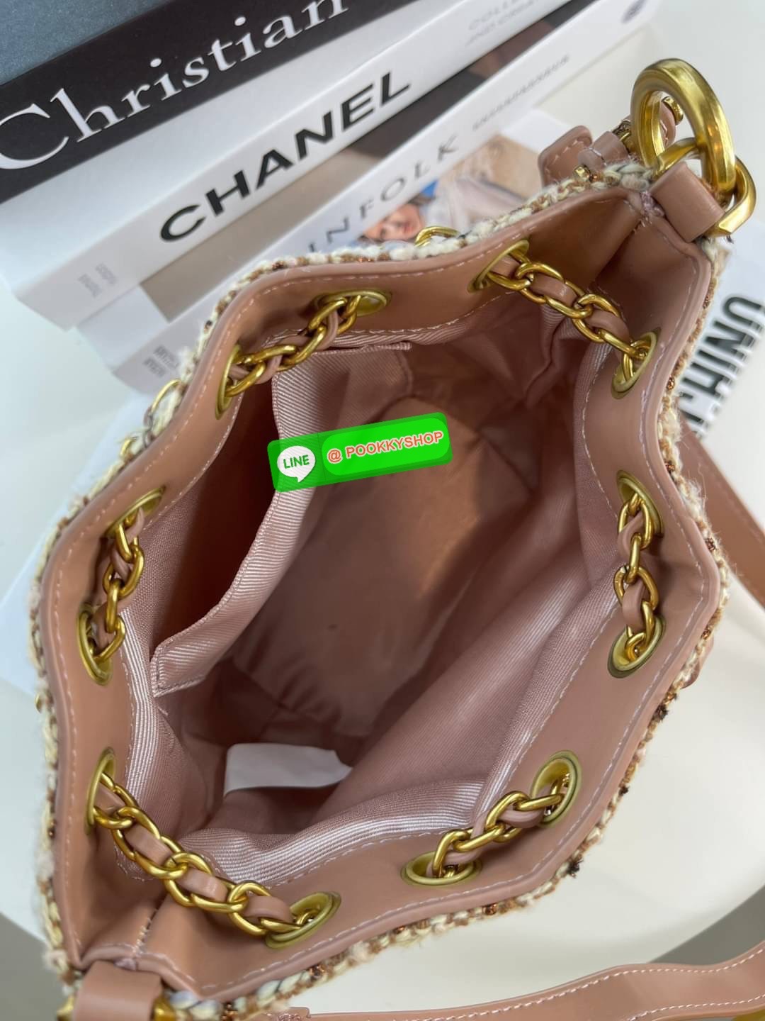 Charles&Keith แท้ Outlet กระเป๋าทรงขนมจีบ สวยน่ารักสุดคิ้วท์ มากๆๆๆ วัสดุเป็นผ้าทวิต+หนังpu มาพร้อมสายสะพาย 2 เส้น 2 แบบ สายโซ่+สายหนัง ตัวสายหนังปรับระดับได้ ฐานกว้างใส่ของได้เยอะตั้งอยู่ทรง