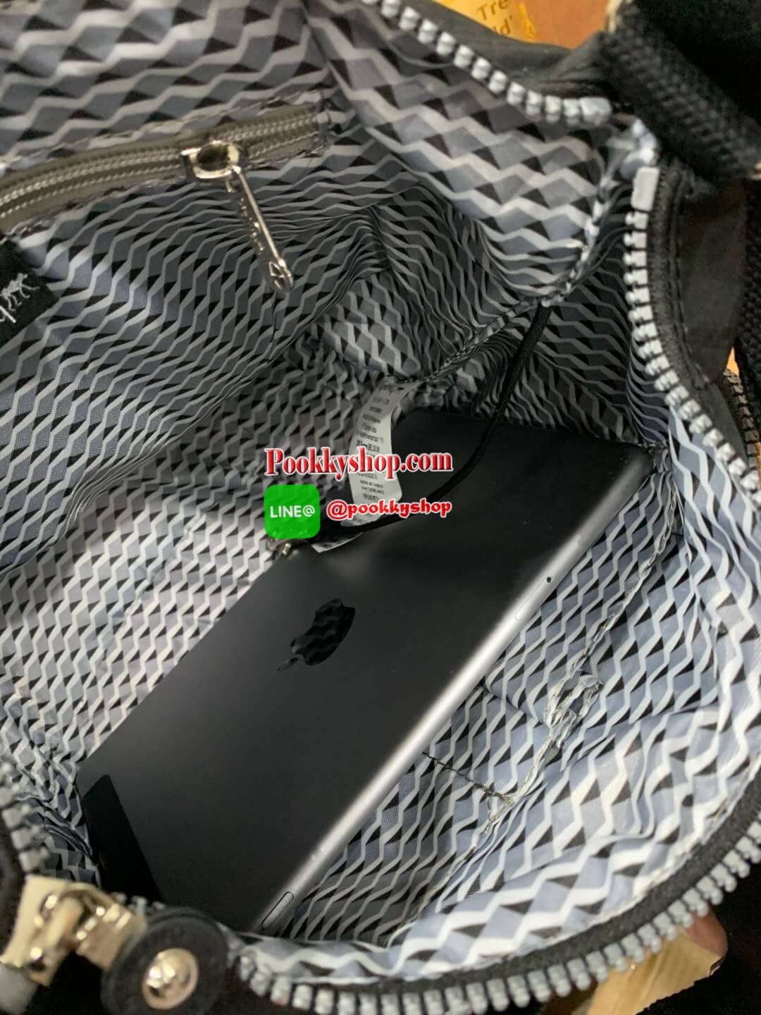 Kipling CAI Quilted Handbag with Extendable Strap อีกหนึ่งคอลเลคชั่นของMaydayมาในรูปแบบสะพายไหล่หรือสะพายข้าง มีช่องซิปใช้งานหลายช่อง ช่องใหญ่มีฐานกว้างสามารถจุของได้เยอะ ประดับพวงกุญแจเป็นเซ็ทของกระเป๋า สายสะพายปรับได้ฟรีไซส์ ขนาดกำลัง อีกหนึ่งรุ่นลิมิเต