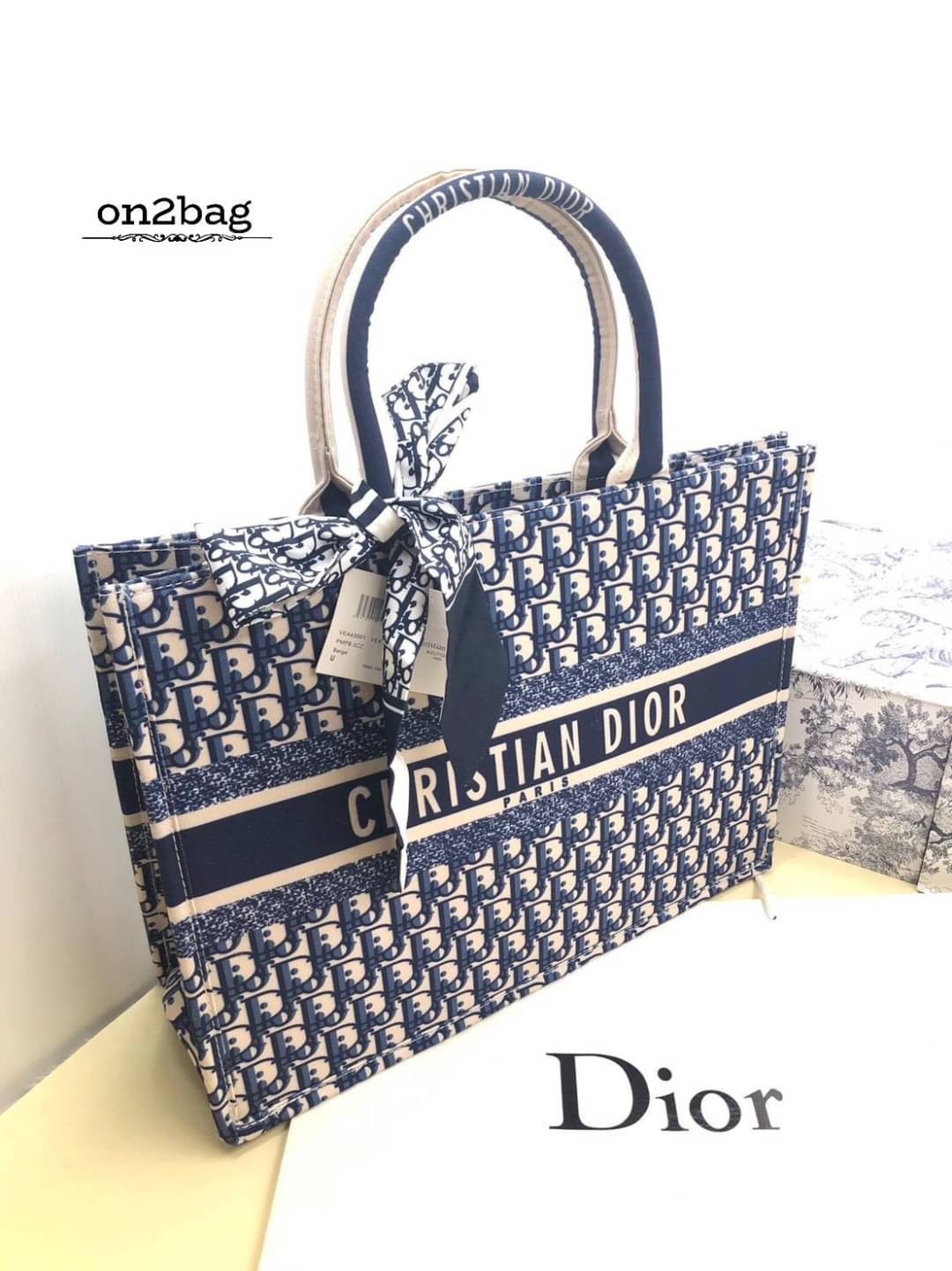 มาแล้วค่ะdior christian สำหรับใครที่รอรุ่นนี้ ขนาดใหญ่ กำลังพอดีใส่ของได้เยอะ ตัวกระเป๋าผลิตจากผ้าทออย่างดีแน่นหนา งานมีซิป ปั๊มแบรนด์ทุกจุด