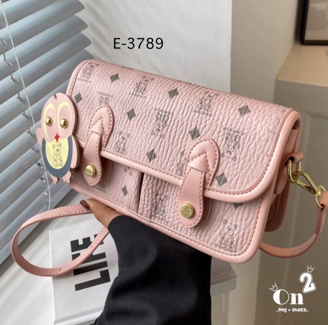 กระเป๋าสะพายข้างทรงแมสเซนเจอร์ เปิดหน้าอะไหล่ทอง มาพร้อมพวงกุญแจ+สายสะพายยาว พร้อมส่ง 3สีค่ะ