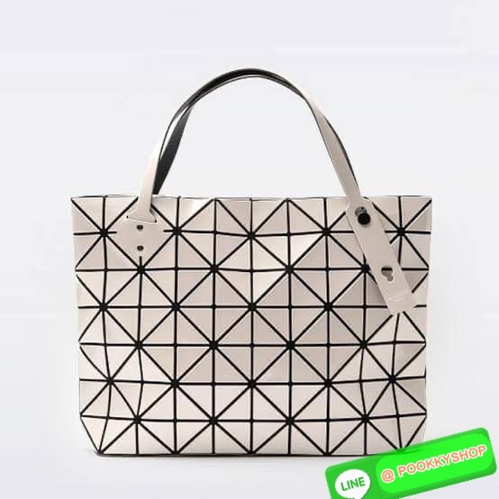 💕 Bao Bao Issey Miyake ROCK MATTE ซีรีส์นี้จะเป็นทรงสี่เหลี่ยมผืนผ้า มีซิปปิดด้านบน ถือเป็นรุ่นที่เหมาะกับการใช้งานในชีวิตประจำวัน สามารถพับมุมและบริเวณด้านล่างของกระเป๋าเพื่อเพิ่มความสะดวกสบายในการใช้งาน ทั้งยังช่วยให้วางกระเป๋าในแนวตั้งได้อีกด้ว