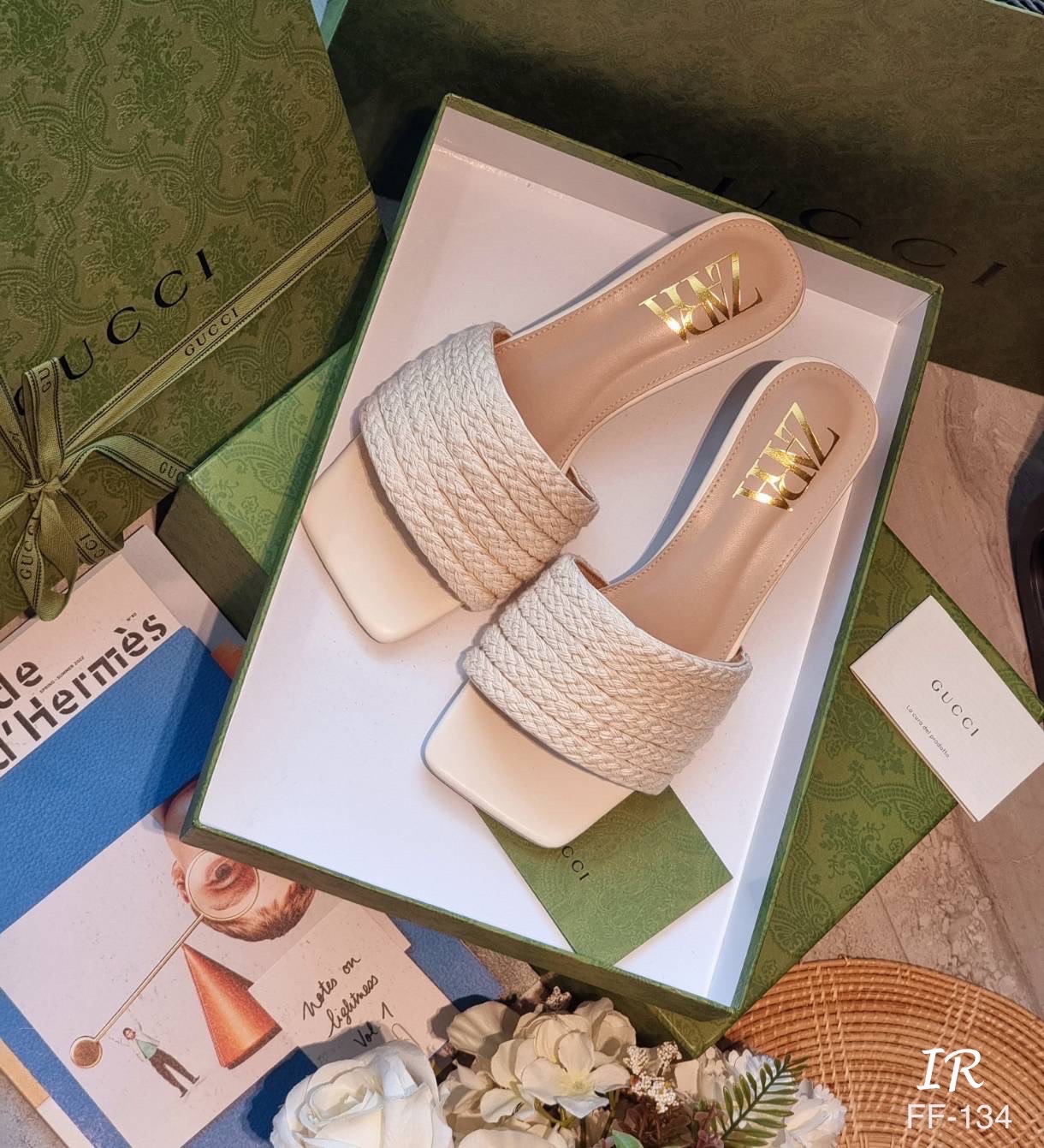 แบบขายดี!!! พร้อมส่ง ตัวแม่ Zara ห้ามพลาด งาน ZARA สวยมากค่ะ ดีไซน์เชือกถักแบบสวม ด้านในรองนวมกำมะหยี่หนานุ่มสบายหน้าเท้า ปั๊มแบรนด์ส้นลูกแก้วสูง 2 นิ้ว ใส่สวยแมทซ์ง่าย ใส่ในลุคประจำวันได้เลยนะค้า