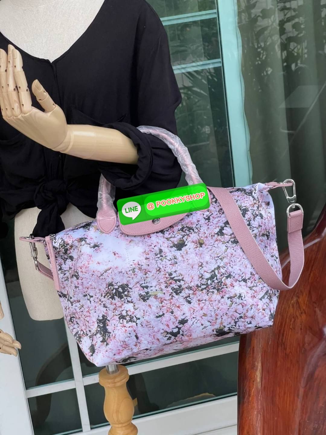 Longchamp LE PLIAGE PRINTEMPS/ÉTÉ 2021 TOP HANDLE BAG พบกับคอลเลคชั่นใหม่ล่าสุด ต้อนรับฤดูใบไม้ผลิ มีดีไซน์ที่เรียบหรูและคลาสสิก แฝงด้วยลูกเล่นแบบเฟมินีน แถมยังมีน้ำหนักเบาอย่างไม่น่าเชื่อ มาพร้อมกับหูจับกระเป๋าคู่และฝาปิดแบบกระดุม กระเป๋าถือใบนี้สามารถใช