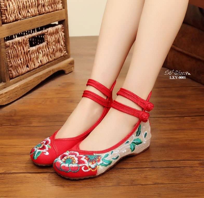 สินค้าพร้อมส่ง ต้อนรับเทศกาลตรุษจีน รองเท้าปักรัดข้อนำเข้า วัสดุผ้าแคนวาส น้ำหนักเบา ใส่สบายค่ะ เสริมส้นด้านใน พื้นยางกันลื่น ห้ามพลาดนะคะ