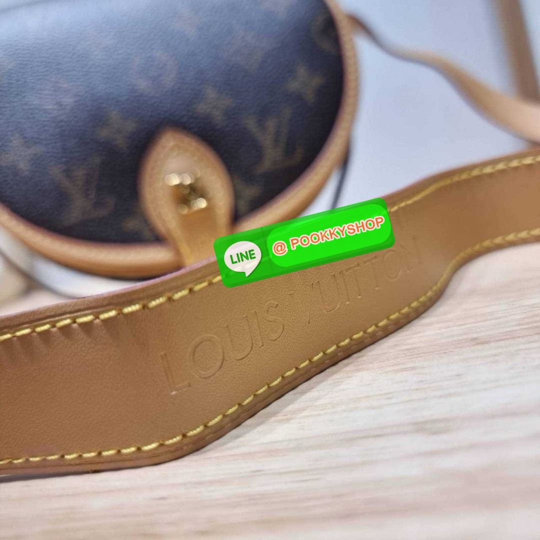 LV TAMBOURIN CROSSBODY BAG 🔆 Details รุ่นลิมิเต็ดหายาก กับกระเป๋าสะพายทรงสวย ดีไซน์คลาสสิค เปิด-ปิดด้วยกนะดุมแม่เหล็ก สายสะพายในตัว ปรับได้ หรือซ่อนสายและถือเป็น clutch ออกงานก็ได้ ดูแพงมากๆ ภายในเป็นช่องโล่ง ใส่ของจุกจิกได้ ของจำเป็นได้ โทรศัพท์ไ
