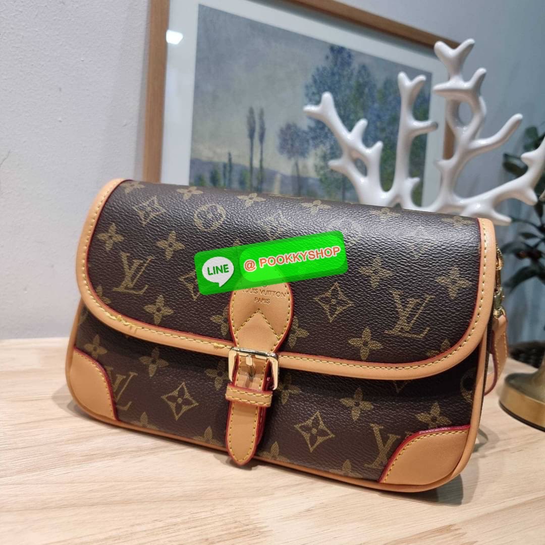 LV DIANE BAG 🔆 Details กระเป๋ามัลติฟังก์ชั่นสุดคุ้มจากเคาน์เตอร์ dutyfree ที่ดีไซน์ออกมาน่ารักน่าใช้มากๆ มีสายมาให้ถึง 2 แบบ สายหนังคล้องไหล่ได้ และสายสปอร์ตครอสบอดี้ได้ ปรับเปลี่ยนใช้ตามลุคแต่ละวันได้เลย
