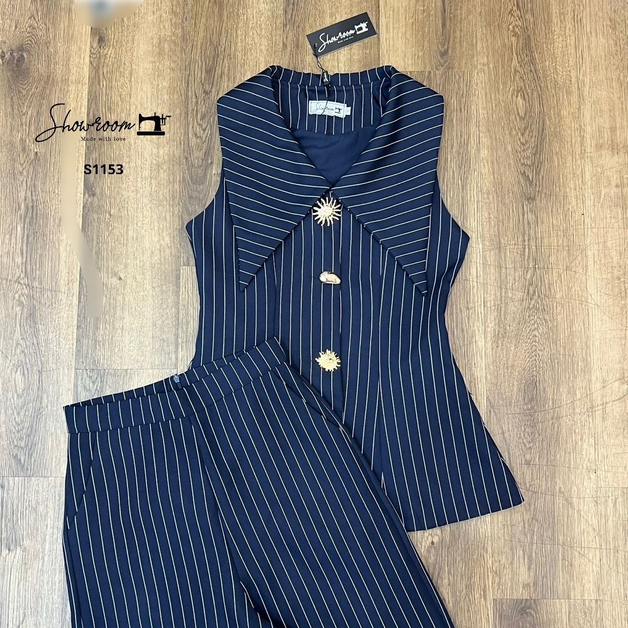 ชุดเซทแฟชั่น Stripe navy set ที่โดดเด่นด้วยการเลือกกระดุมโลหะสีทองดีไซน์แจ่ละเม็ดไม่ซ้ำกัน