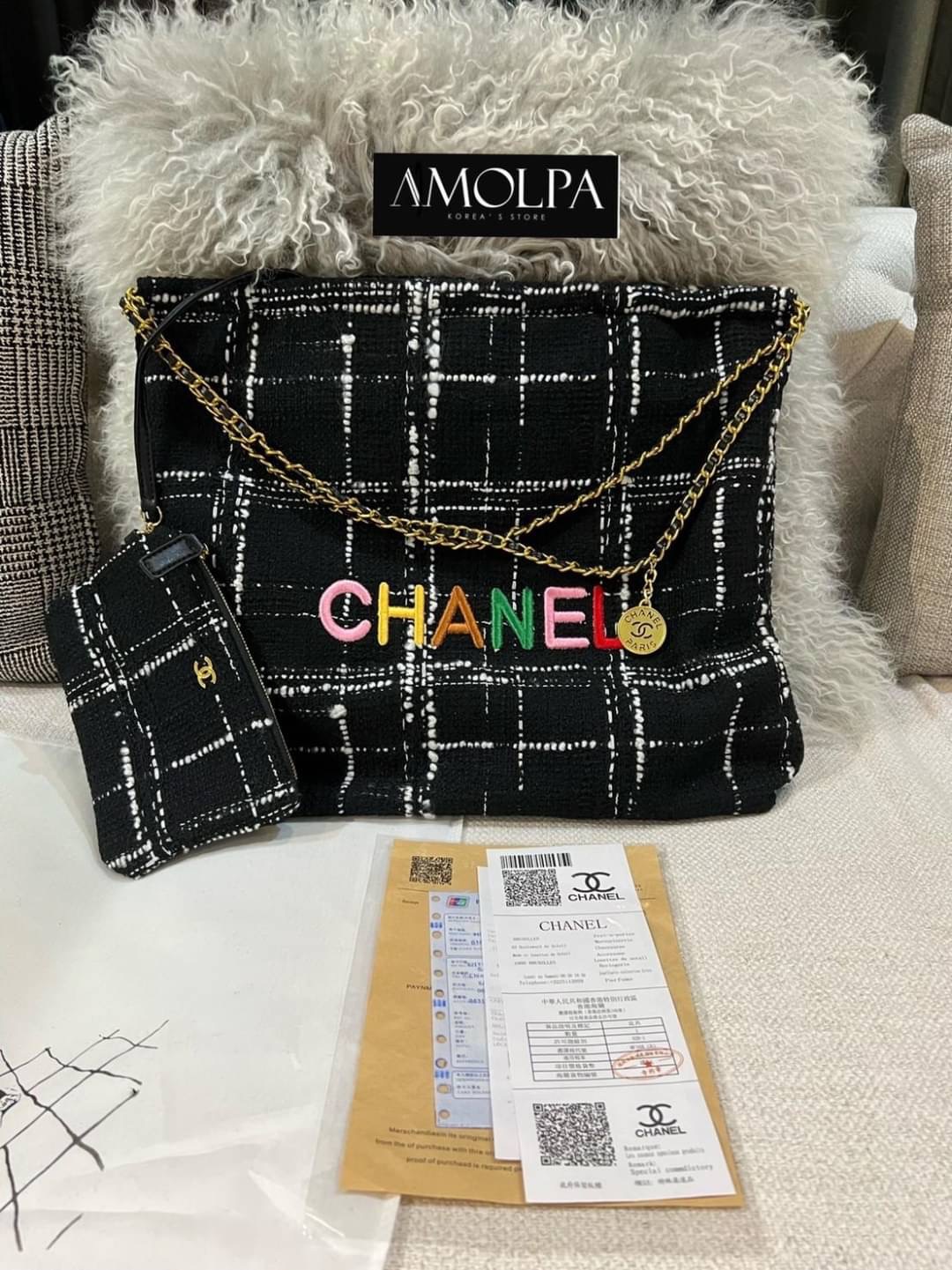 มาต่อที่ ACCESSORIES กระเป๋า CHANEL 22 HANDBAG สวยตาแตก ปังสุดๆ ในคอลเล็คชั่นล่สสุด Spring Summer 2022 กระเป๋าที่ตอบโจทย์การใช้งานของสาวๆ เรียกว่า every day bag ก็ได้น้าา รูปทรงสี่เหลี่ยม ดีไซน์เรียบง่าย แต่ยังคงความหรูหราด้วยวัสดุผ้าทวิต ปักตัวอักษร CHAN