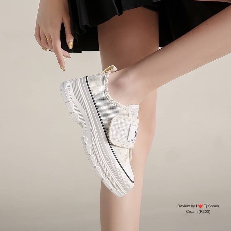 พร้อมส่งรองเท้าเพื่อสุขภาพนำเข้า ขายดีสุดๆ !!! ใช้วัสดุอย่างดีทั้งหมด ผ้ารุ่นนิ่มมากกกก ส้นยางคุณภาพอย่างดี ใส่นิ่มเดินนุ่มสบายสุดๆ ใส่แล้วดูเกร๋ เป๊ะเว่อร์มาก ใส่ได้ตลอดไม่มีเอ้าท์ ของจริงงานดีสวยเป๊ะมาก สวยเกินราคา เป็นรุ่นที่ทางร้านแนะนำ รีบสั่งด่วนๆเล