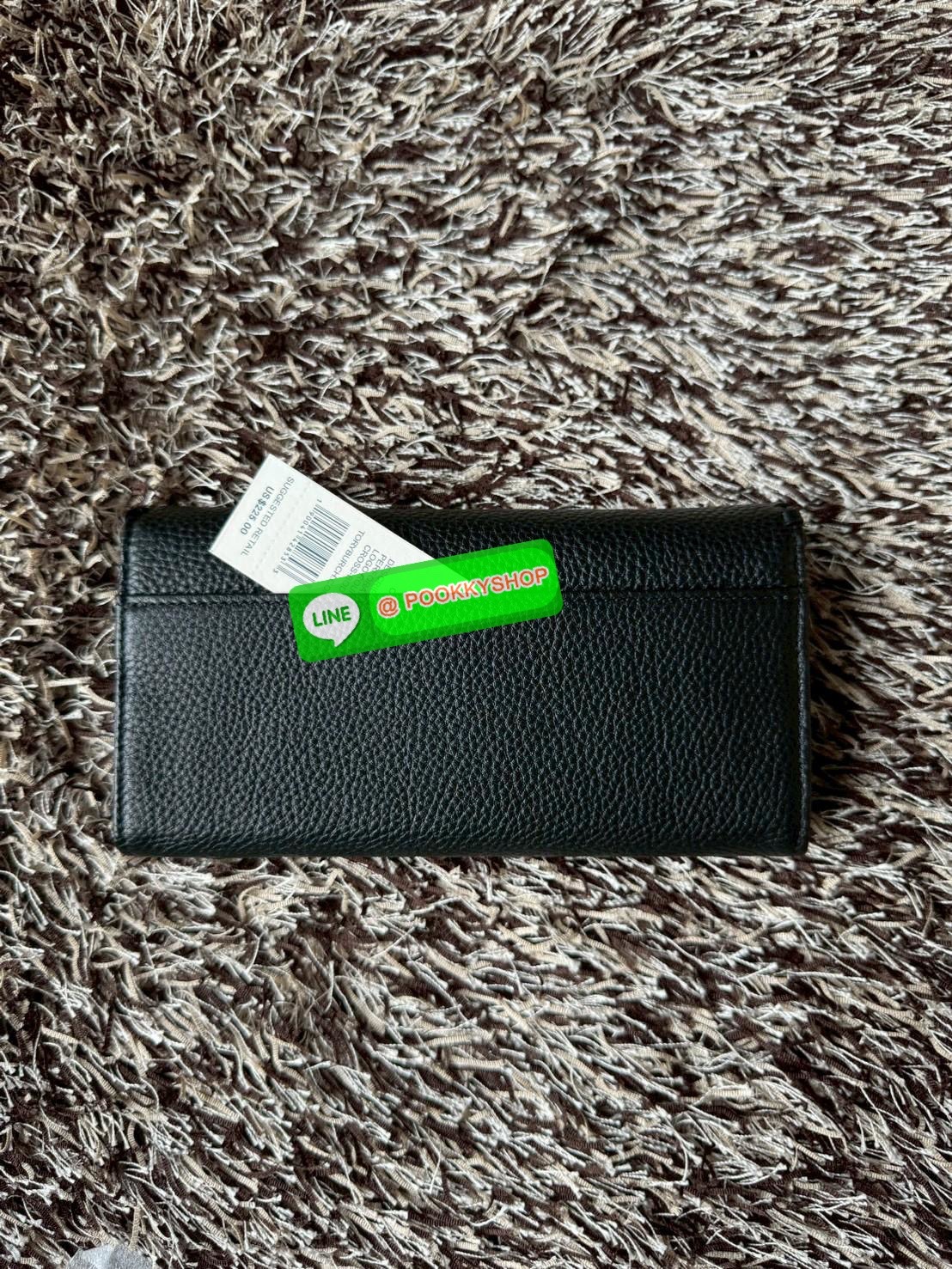 Tory Burch Marion Long wallet กระเป๋าสตางค์ยาวใบนี้ใส่การ์ดได้ถึง12ใบเลยทีเดียว มีช่องอเนกประสงค์และช่องใส่ธนบัตรหลายช่อง หยิบจับง่าย เปิดปิดด้วยกระดุมสแนป วัสดุหนังวัวแท้100% ดีเทลแต่งขอบกระเป๋าด้านหน้าแบบถัก โลโก้อยู่กึ่งกลางอันเป็นสัญลักษณ์