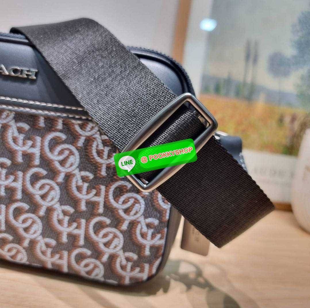 COACH CF484 GRAHAM CROSSBODY WITH COACH MONOGRAM PRINT 🔆 Details ใหม่ล่าสุด กับดีไซน์โฉมใหม่ ที่เปลี่ยนลุคไปเลย กระเป๋าครอสบอดี้ทรงยอดฮิตสุดคลาสสิค ใช้งานง่ายและสะดวก ด้านหลังมีช่องย่อย เปิด-ปิดด้วยซิปหลัก 2 ช่อง แบ่งสัดส่วน ภายในเป็นช่องโล่ง ใส่ข