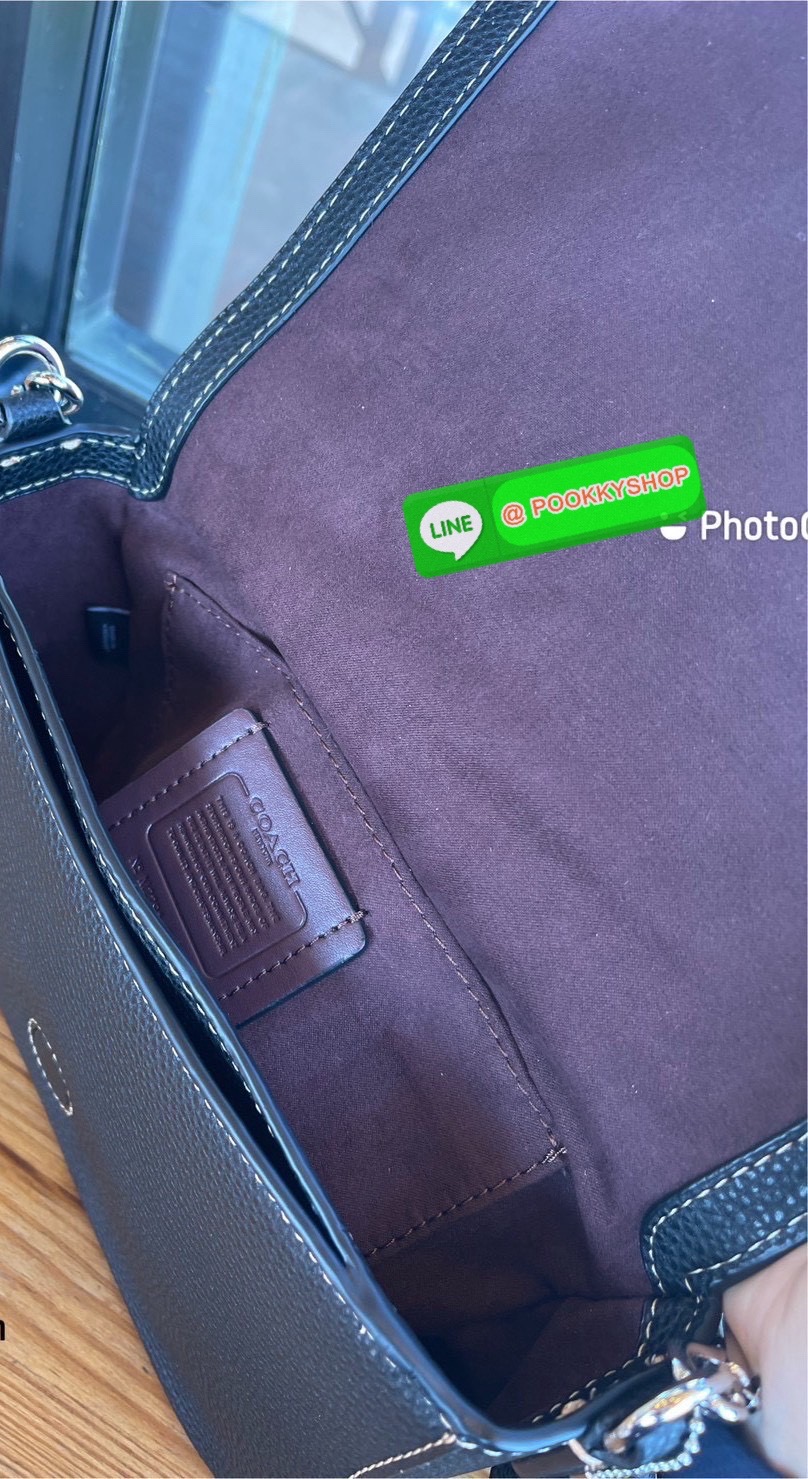 COACH CH483 – Camera Bag Strap Logo สุดจี๊ด รุ่นยอดนิยม โดดเด่นด้วยสายสะพายผ้าแถบโลโก้ COACH สีน้ำตาล -ดำ สะดุดตาไม่ซ้ำใคร! ดีไซน์ทรงกล่องกระทัดรัด ใส่มือถือ กระเป๋าสตางค์ และของใช้ประจำวันได้ครบ วัสดุ Signature coated canvas + หนังแท้ มาพร้อมฮาร์ดแวร์ทอง