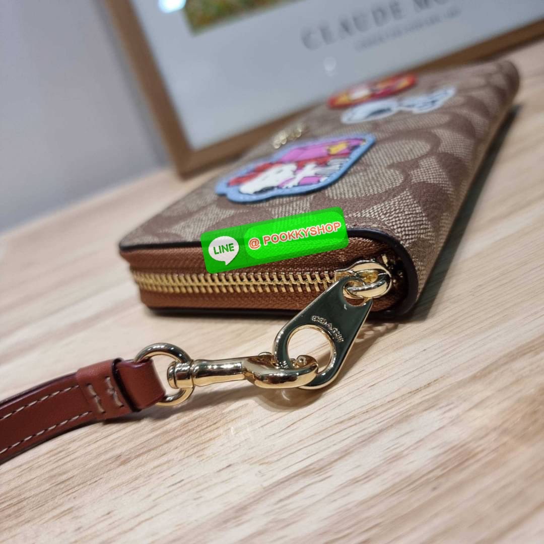 COACH CF218 COACH × PEANUTS LONG ZIP AROUND WALLET IN SIGNATURE CANVAS WITH PATCHES ใหม่ล่าสุด กับกระเป๋าสตางค์ใบยาวกึ่งคล้องมือ สวยดูแพง ดีไซน์ตกแต่งแพทช์เหล่าการ์ตูนยอดฮิต คลาสสิคไม่มีเอาท์ คมชัดมีเลเยอร์ วัสดุหนังแคนวาสเคลือบผิว ดูแลรักษาง่าย มาพร้อมสา
