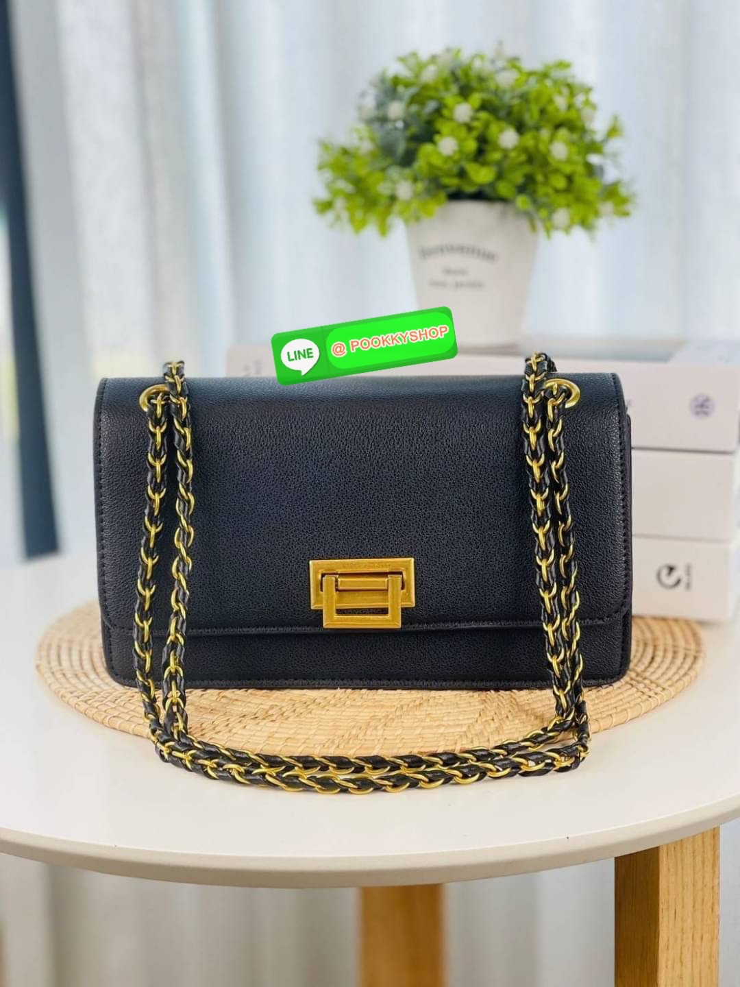 Charles&Keith แท้ Outlet กระเป๋าทรงสวย คลาสสิคเรียบหรู แมทช์ง่ายสะพายได้บ่อย สายสะพายโซ่พันหนัง สะพายได้ 2 แบบ เปิดปิดด้วยตัวล็อกอะไหล่ทอง ฐานกว้างใส่ของได้เยอะ มีช่องใส่บัตรในตัว