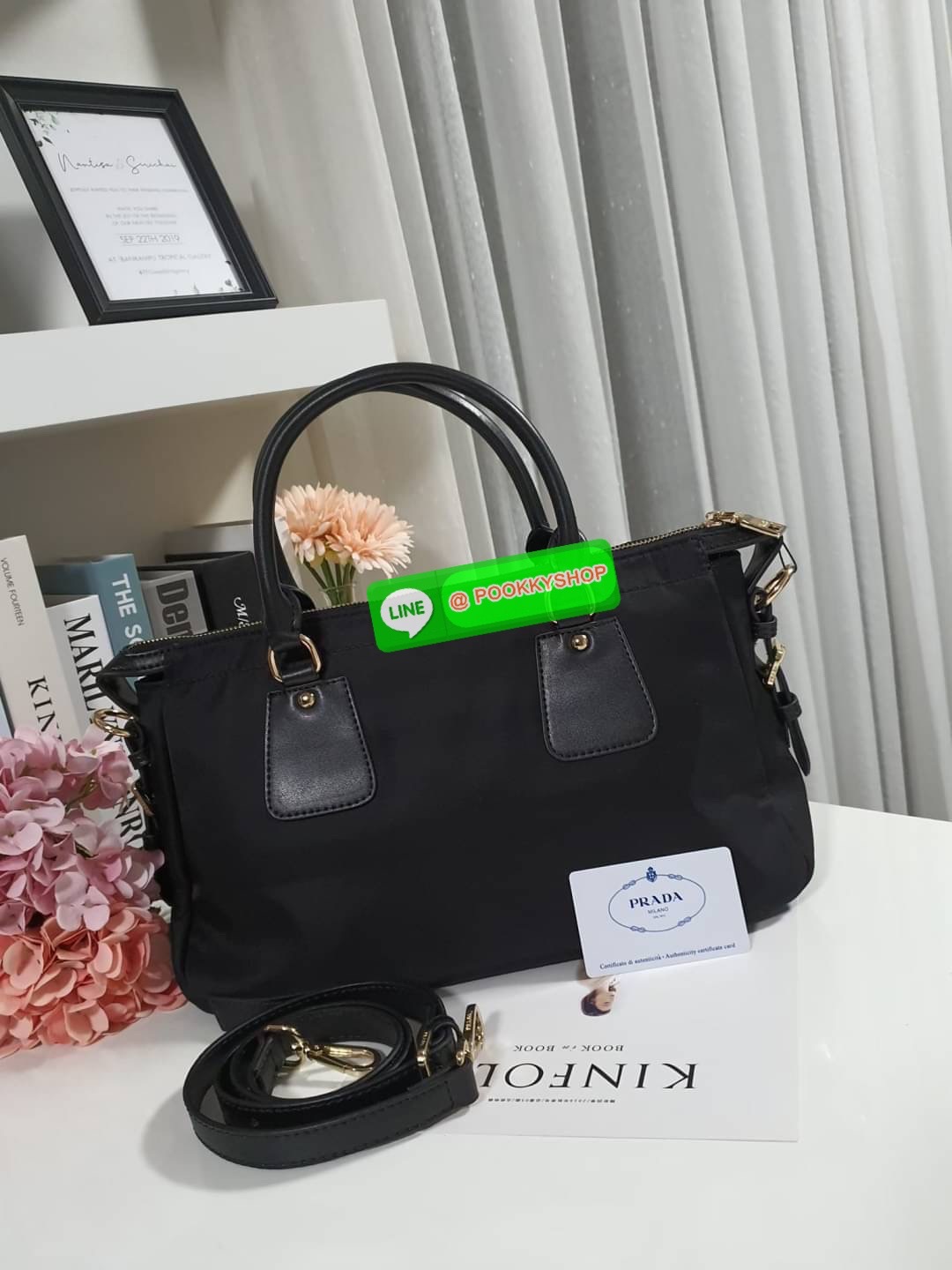 รุ่นยอดฮิต !!! ปังปุริเย่ 🎉🎉 กระเป๋าทรง HANDBAG จากงานพรีเมี่ยมกิ้ฟ จากเคาเตอร์ต่างประเทศ มาแล้วค่า กระเป๋าถือทรงหรู จากแบรนด์ PRADA เป็น กระเป๋าผ้าไนล่อน ตกแต่งรอบใบได้ สวยมาก ด้านในมีช่องซิปและช่องใส่ของ เป็นสัดส่วน อะไหล่ทองหรู ขนาดกำลั