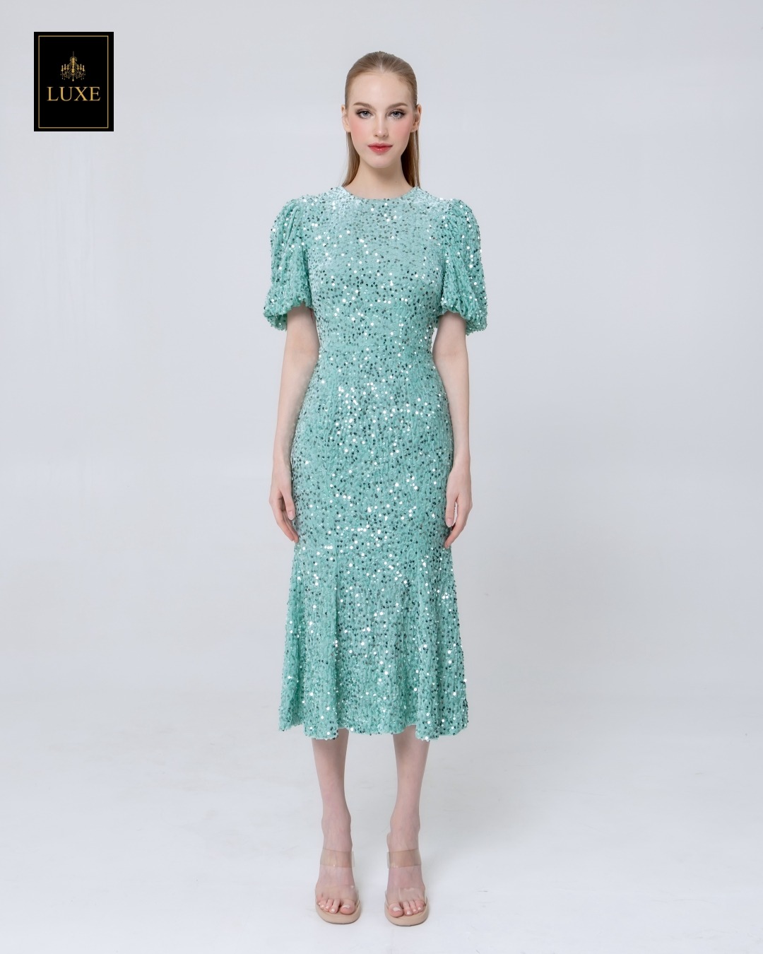 เดรสเสื้อคอกลม แขนสั้นปลายแขนพอง ชายกระโปรงบานเล็กน้อย