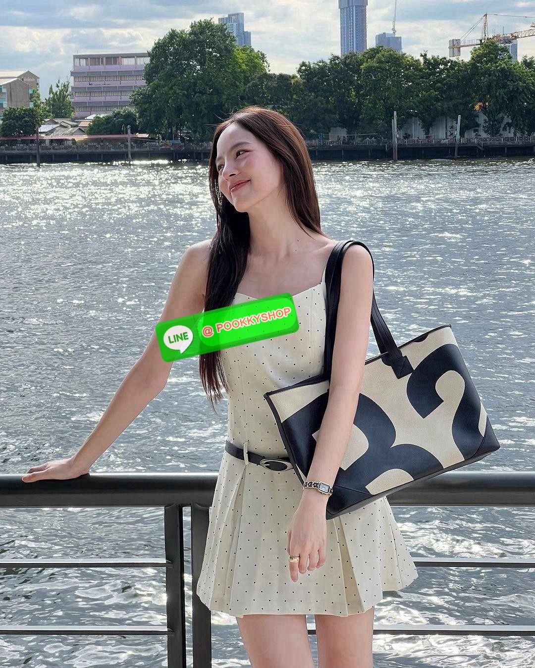 พร้อมส่งแล้ววันนี้!! RALLY TOTE BAG หายากที่สุดในตอนนี้!! ตัวกระเป๋าทำจาก LIGHTWEIGHT DURABLE CANVAS มีน้ำหนักเบา และในส่วนของฐนกระเป๋าและหูกระเป๋าทำจากหนังวีแกน ซึ่งมีความแข็งแรง ทนทาน แถมยังรองรับน้ำหนักได้ดี โดยภายในกระเป๋าจะมีช่องใส่ของขนาดเล็กสำหรับจ