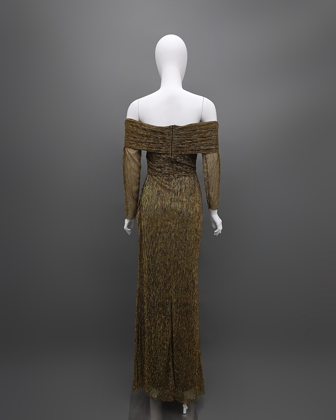 แม็กซี่เดรสเสื้อแขนยาวเปิดไหล่ กระโปรงยาว