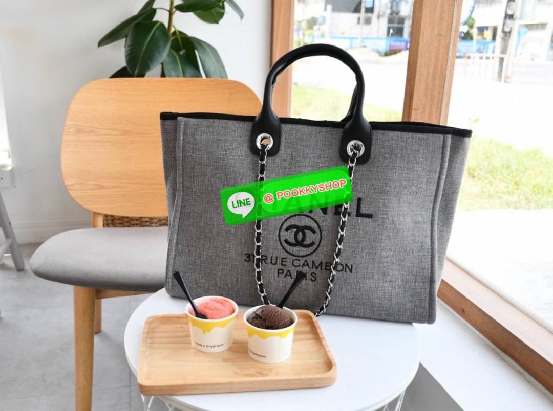 premium gift Chanel Tote canvas จากแบรนด์ Chanel กระเป๋าสะพาย Chanel Tote canvas โลโก้ปักกระเป๋าทรง Tote ผ้า canvas เนื้อหนาอย่างดีมีซับใน ด้านหน้าปักโลโก้ไข่มุกแบรนด์หรู หูจับมี 2 แบบคือ แบบสายหนัง และ โซ่ สามารถสะพายไหล่ได้คะ ใบใหญุจุของคุ้ม แต่น้ำหนักเ