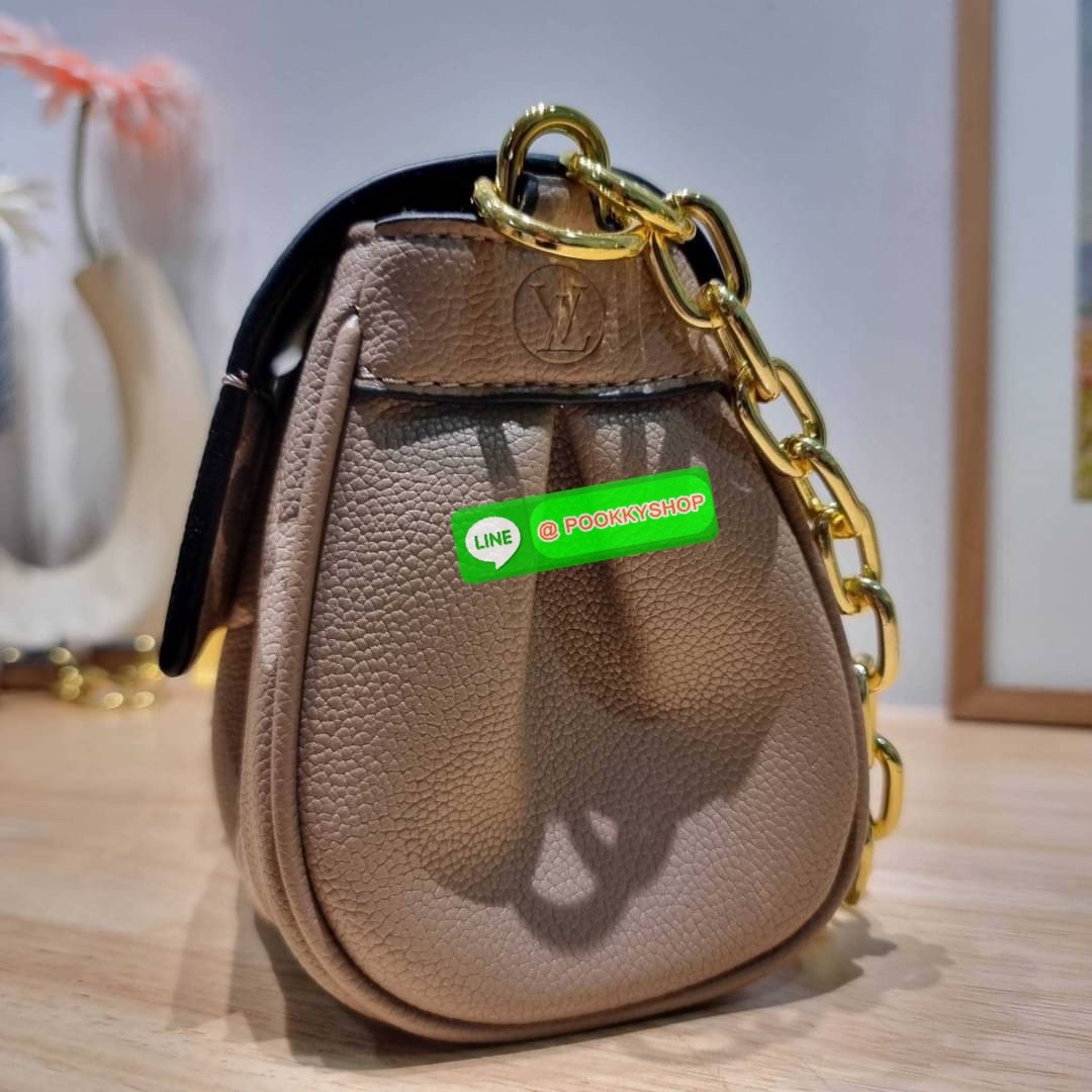 New in กระเป๋าสะพายคอลใหม่ล่าสุด สวยหรู ดูแพง ดีไซน์รูปทรงออกมาให้ใช้งานได้ง่าย เปิด-ปิดด้วยอะไหล่แม่เหล็ก ภายในโล่งกว้าง ใส่ของสำคัญได้ครบ มาพร้อมสายสะพายถึง 2 แบบ สายโซ่สะพายไหล่อัพความหรู และสายหนังที่ปรับยาวสั้นได้ สะพายข้างชิลๆก็ดูดี จัดให้พร้อมเสิร์