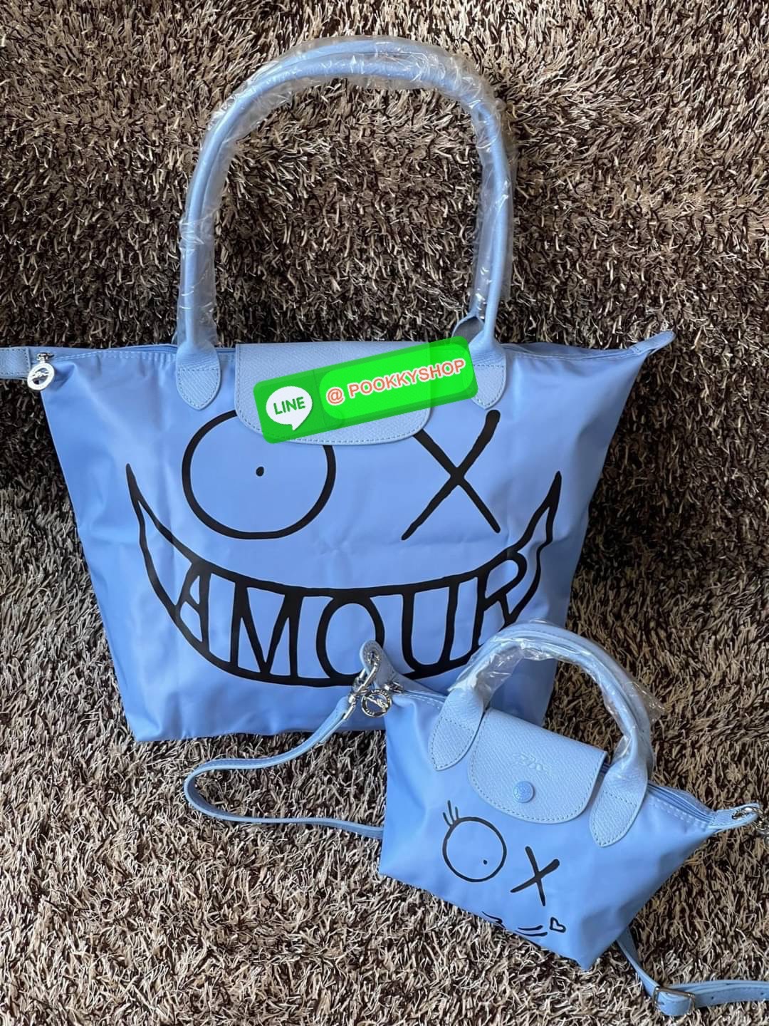 ð Longchamp x AndrÃĐ Le Pliage Large Shoulder Bag āļāļāļĨāđāļĨāļāļāļąāđāļāļŠāļļāļāļāļīāđāļĻāļĐāļāļēāļāļĨāļāļāļāļāļāļāđ âLongchamp & AndrÃĐâ āļāļĩāđāļĄāļĩāļĻāļīāļĨāļāļīāļāļāļĢāļēāļāļīāļāļĩāđāļāļ·āđāļāļāļąāļ āļāļąāļāđāļāļĢ āļāļēāđāļĢāļ§āļē (Mr. AndrÃĐ Saraiva) āđāļāđāļēāļāļāļāļāļēāđāļĢāļāđāļāļāļĢāđāļāļēāļĢāđāļāļđāļāļŠāļļāļāļĢāđāļēāđāļĢāļīāļāļāļĒāđāļēāļ âāļĄāļīāļŠāđāļāļāļĢāđāđāļ (Mr. A)â āļĄāļēāļĢāđāļ§āļĄāļāļāļāđāļāļāļāļĢāļ°āđāļāđāļēāļāļāļĨāđāļĨāļāļ