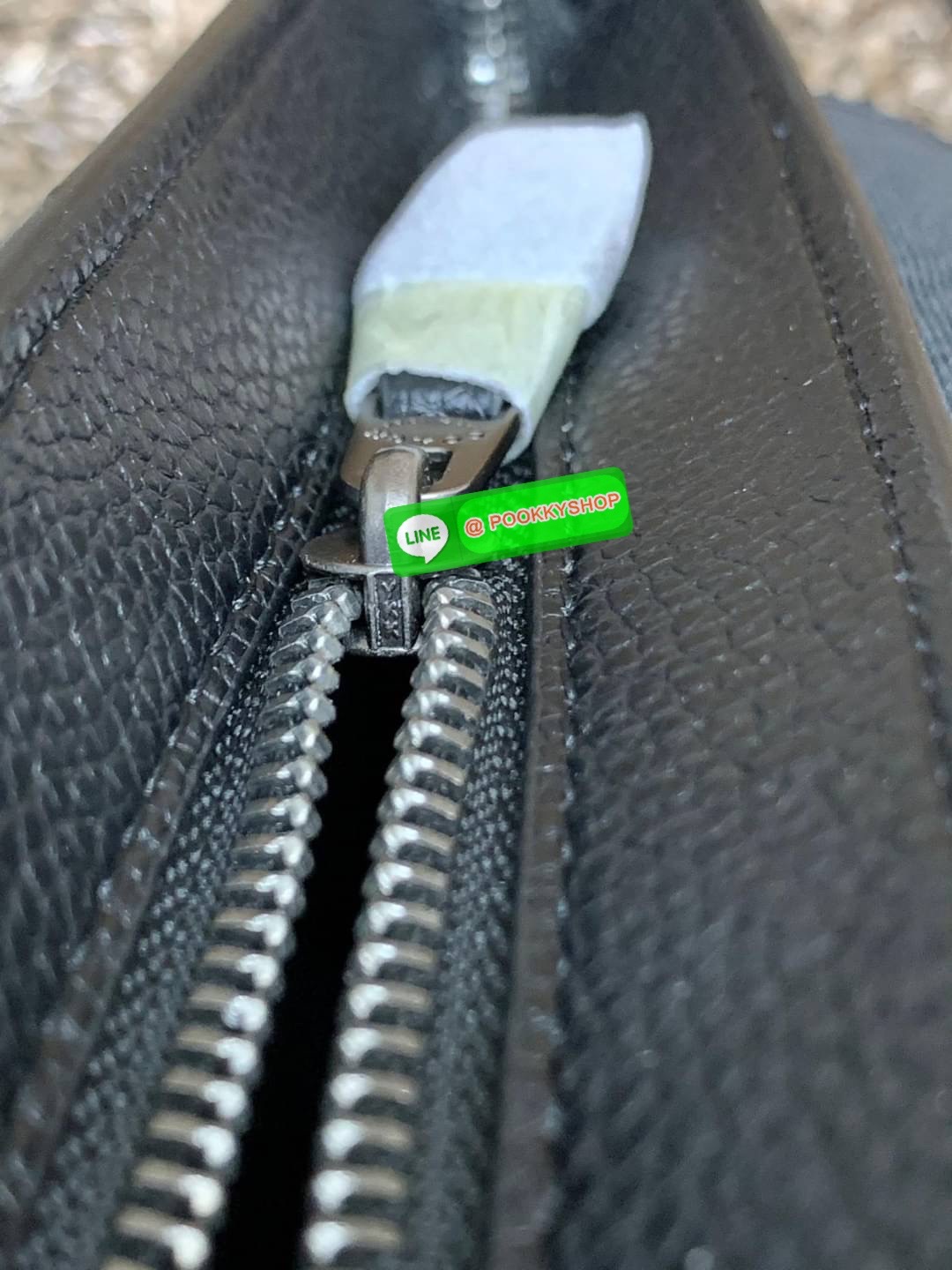 NEW ARRIVAL! COACH SULLIVAN FLAP CROSSBODY IN SIGNATURE ((C9870)) พร้อมส่งก่อนใคร! ทรง สวยเก๋ กระเป๋าสะพายแบบครอสบอดี้ร์ของคุณผู้ชายเค้าเลยค่ะ หนังแท้2แบบสวยงาม น่าใช้มากๆ ✔️รุ่นนี้พิเศษห้อยป้ายแแบรนด์ด้านข้างมาให้2ป้ายเลยค่ะ ด้านหน้ามีช่องซิปใส่มื