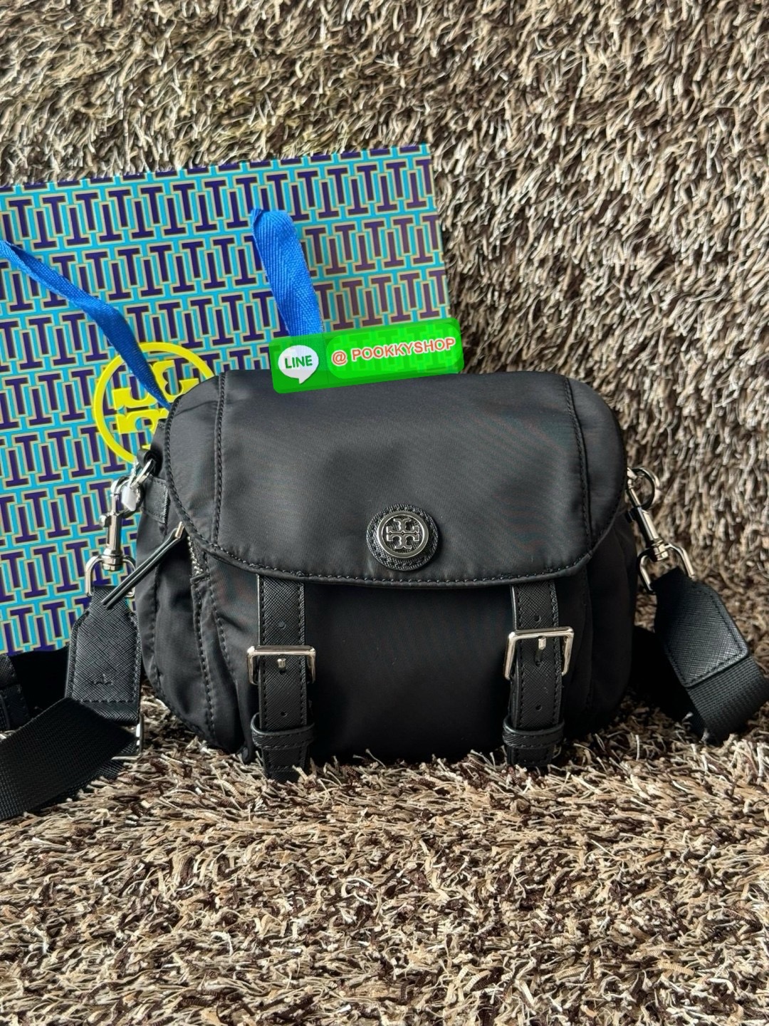 TORY BURCH VIRGINIA SMALL MESSENGER เป็นกระเป๋าที่มีรูปแบบการเปิด-ปิดด้วยกระดุมแม่เหล็ก ทำให้ปากกระเป๋าเปิดง่ายและหยิบสิ่งของสะดวก ซึ่งภายในฐานกระเป๋ามีความกว้างขวางพอสมควร เก็บสิ่งของต่าง ๆ ได้ดั่งใจ มาพร้อมดีไซน์เรียบง่ายสีดำประดับด้วยโลโก้แบรนด์อันเป็น