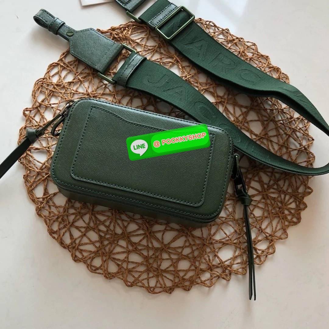 💕 Marc Jacobs Snapshot Bag กระเป๋าแบรนด์ดังจากสัญชาติอเมริกัน นับได้ว่ารุ่นนี้เป็นรุ่นทรงฮิตของ marc jacobs เลยทีเดียว โดยด้านหน้ากระเป๋าจะเป็นโลโก้แบบโลหะที่เป็นสัญลักษณ์ของแบรนด์นี้ มาพร้อมสายสะพายที่จะสะพายยังไงก็ดูโดดเด่น เพราะขนาดใหญ่ที่สกรีน