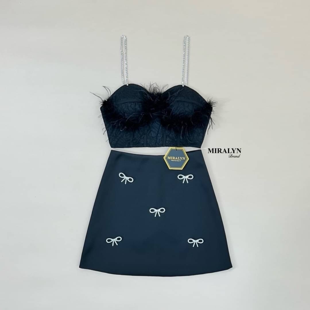 ชุดเซทแฟชั่น Set เสื้อสายเดี่ยวแต่งเพชรเม็ดใหญ่ช่วงอกแต่งขนนกงานแน่นมาก กระโปรงทรงสุดน่ารักมีเข็มกลัดโบว์