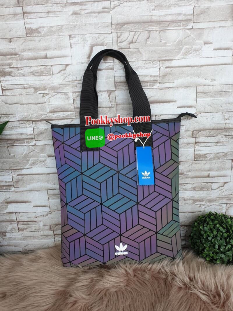 พร้อมส่ง Adidas Original Shopper 3D Tote Bag Trefoil Handbag Classic Sports คอลเลคชั่นสไตล์ Issey Miyake กระเป๋าสะพายข้าง ทรงสวยคลาสสิค แนว Sport สุดฮิต จากแบรนด์ADIDAS วัสดุด้านหน้าเนื้อ matte หนังนิ่ม มีน้ำหนักเบา ด้านหน้ามีแบรนด์ เปิดปิดด้วยซิป ภายในกว