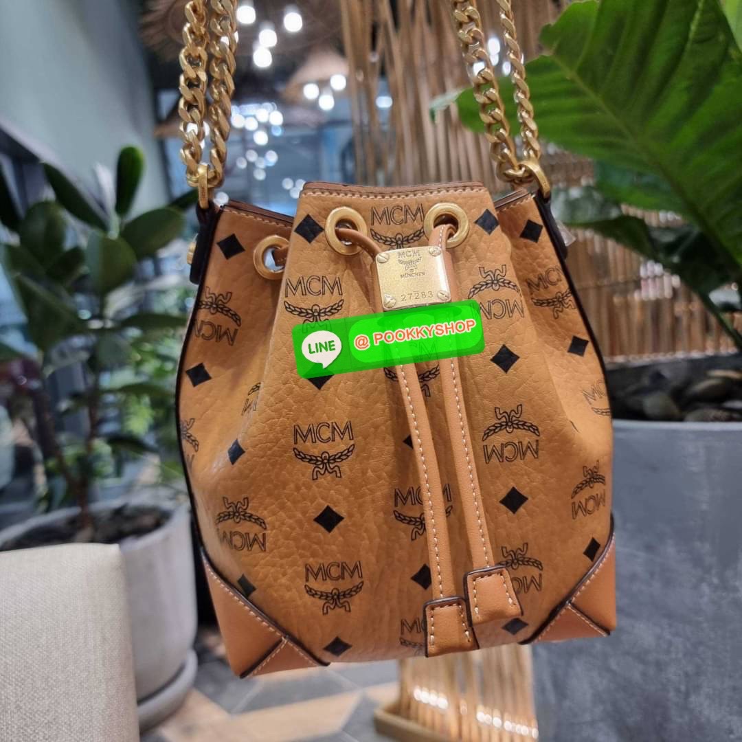 MCM SOFT BERLIN DRAWSTRING BAG IN VISETOS กระเป๋าสะพายทรง bucket ไซส์ mini ขนาดน่ารักน่าใช้ มาพร้อมกล่องสุดหรู!! วัสดุหนังแคนวาสคุณภาพดี รูดเปิด-ปิดกระเป๋าด้วยสายหนัง ภายในเป็นช่องโล่ง มีช่องแยก และช่องเก็บบัตรหรือจะไว้ของจุกจิกก็ได้ เป็นหนังแท้ ใต้กระเป๋