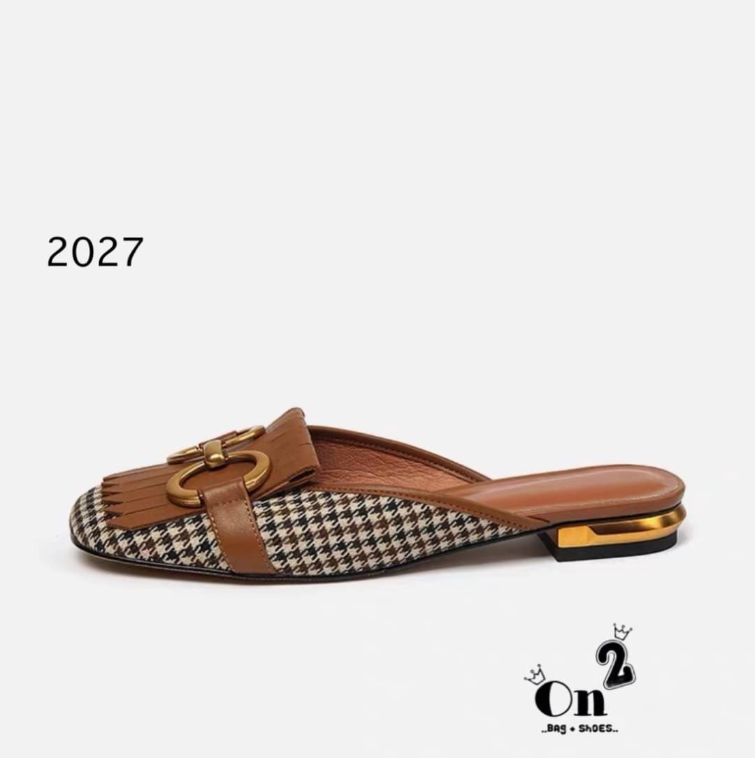 แบบใหม่ พร้อมส่งรองเท้าหัวคัชชูเปิดหลังรัดข้อเท้า หน้าแต่งอะไหล่ทองเหลือง สไตล์แบรนด์ส้นเป็นอะไหล่ทองสวยหรู คู่นี้ใส่แมทกับชุดได้ง่ายทั้งกางเกงและกระโปรงได้หมดทรงสวย