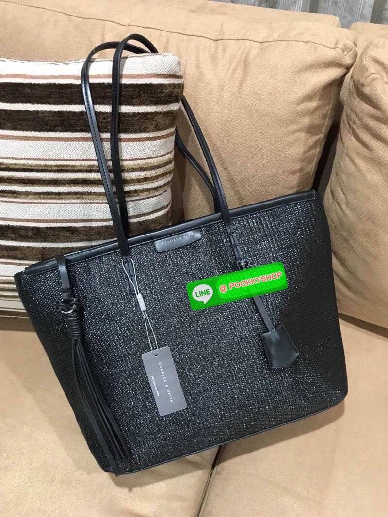 ReStock Best Seller!!! Charles & Keith Black Textured Tote Bag กระเป๋าสะพายทรง Shopping ใบใหญ่จุใจโดดเด่นด้วย Textured สานรอบใบสวยอยู่ทรง น้ำหนักเบา ด้านหน้ามีโลโก้พร้อมTAG พวงกุญแจห้อยที่หูหิ้ว เปิดปิดด้วยซิปพู่หนังสายยาว ภายในกว้างและจุ มีช่องใส่ของและช