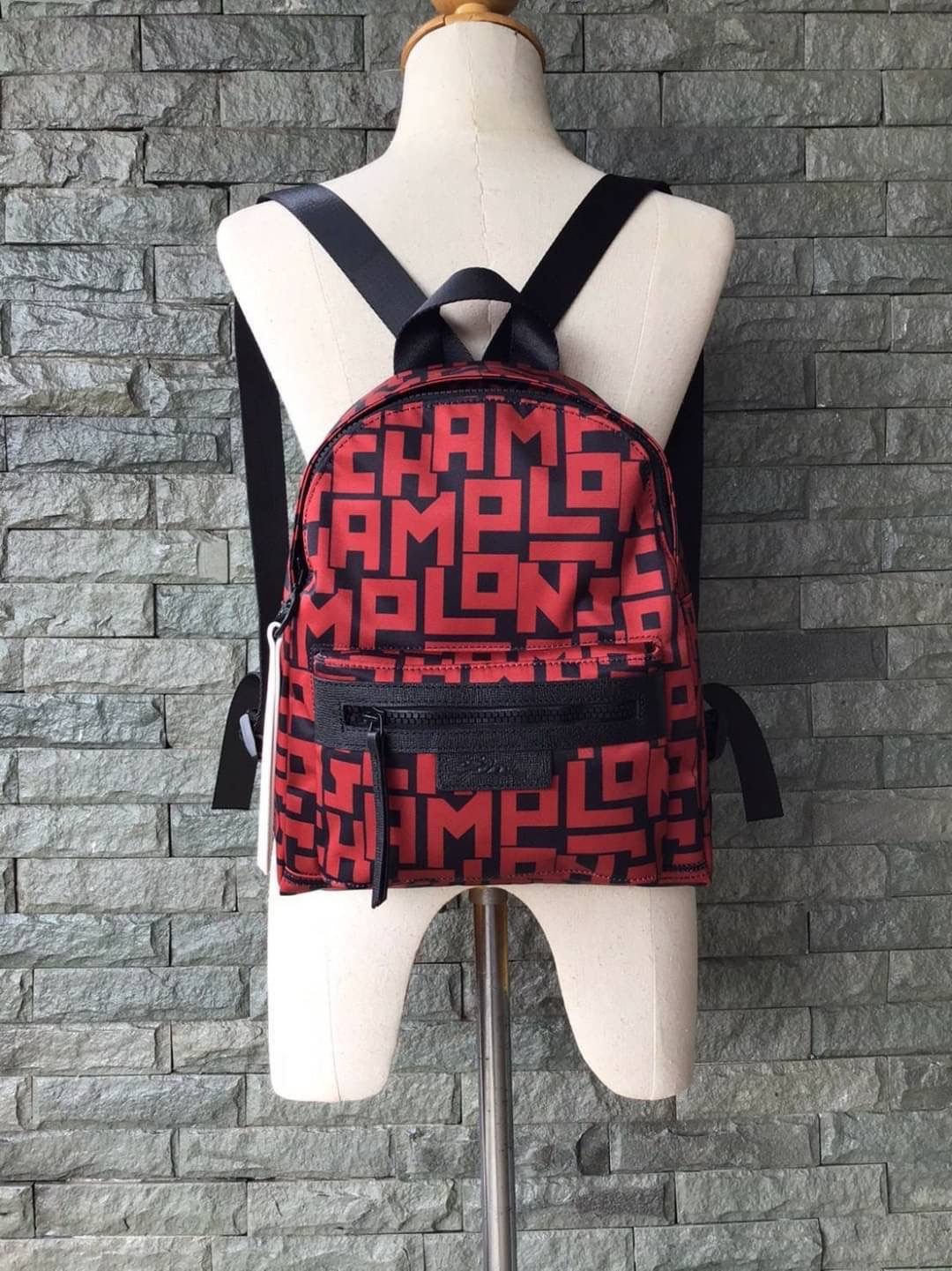 LONGCHAMP LE PLIAGE LGP BACKPACK รายละเอียด • วัสดุ: ผ้าใบ • อะไหล่: นิกเกิล • ตัวกระเป๋า: ผ้าใบโพลีอะไมด์เคลือบด้านใน • ตกแต่ง: หนังวัว รายละเอียดภายนอก • การปิด: ด้วยซิป • สายสะพาย: เลื่อนปรับระดับได้ • ช่อง: 1 ช่องซิป ภายใน • ช่องใส่ของ: 1 ช่อง ช่องด้า