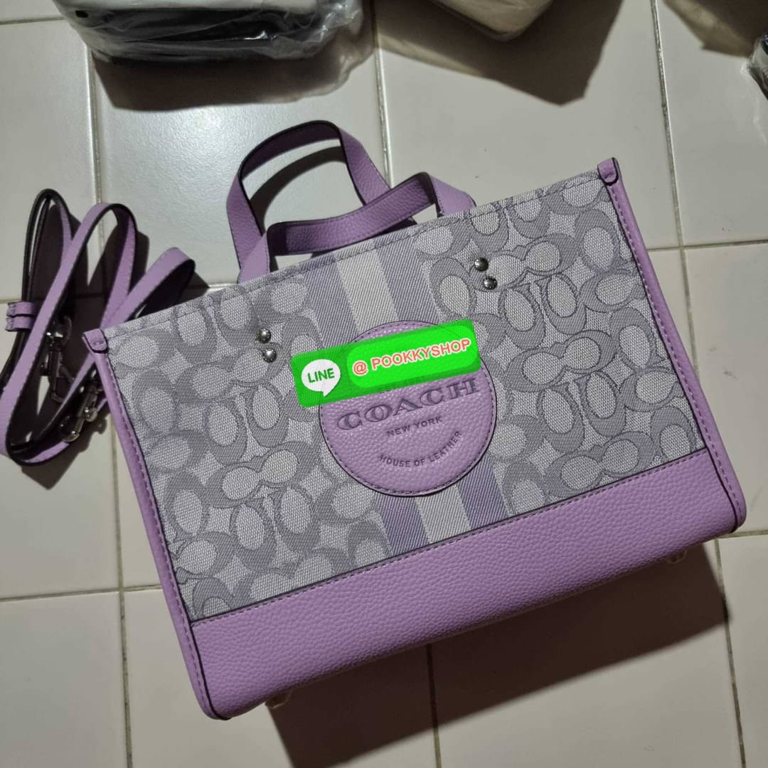 COACH C8448 DEMPSEY CARRYALL IN SIGNATURE JACQUARD WITH PATCH ใบใหญ่ จุใจ คอลเลคชั่นสุดปัง สีที่สาวๆรอคอย ละมุนเกินเบอร์ สวยคม มีความหรูในตัว กับกระเป๋าทรงโท้ท ไซส์ใหญ่ที่สามารถจุของได้แบบไม่ต้องกังวล ฟังก์ชั่นการใช้งานสะดวกที่สุด มีทั้งสายคล้องในตัว และส