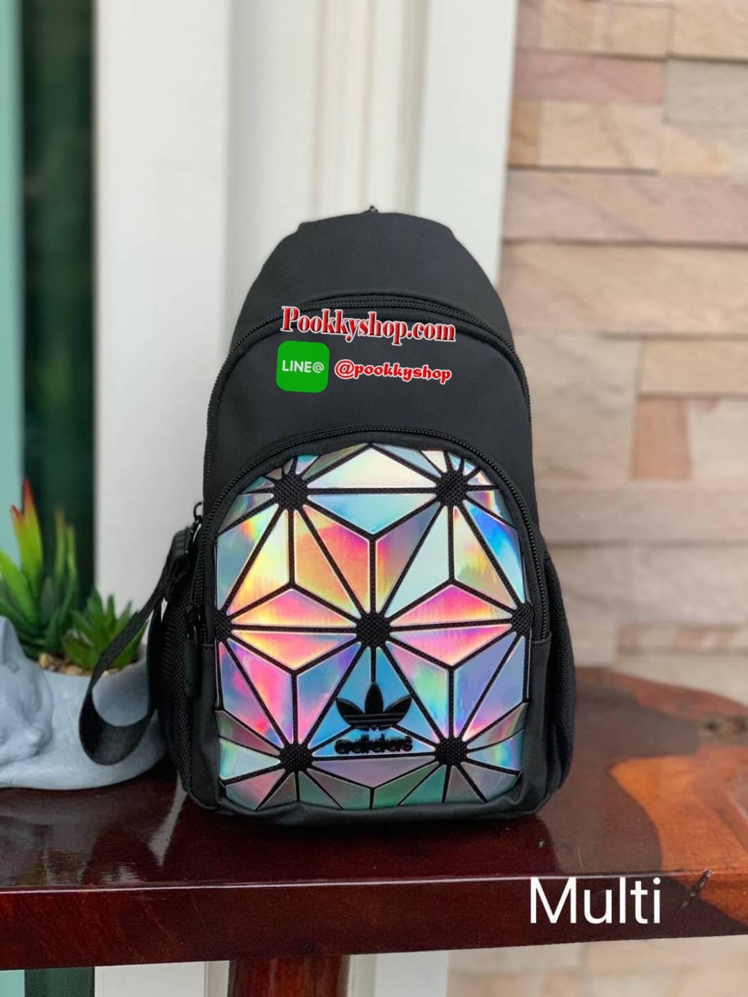 Adidas 3D Expect Originals Bag กระเป๋าสะพายคาดอก ขนาดกลาง ด้านหน้าแต่งดีเทลแบบ3D ในมีช่องแยกใส่มินิไอแพค หรือกระเป๋าสตางค์ทรงยาว มีสายสะพายที่ทันสมัยเป็นสายซิป เพราะนอกจากจะเป็นเป้สะพายแล้ว ยังสามารถนำมาสะพายไหล่ได้ มาในแบบลุคช์สไตล์ลำลองเพื่อให้คุณใช้งาน